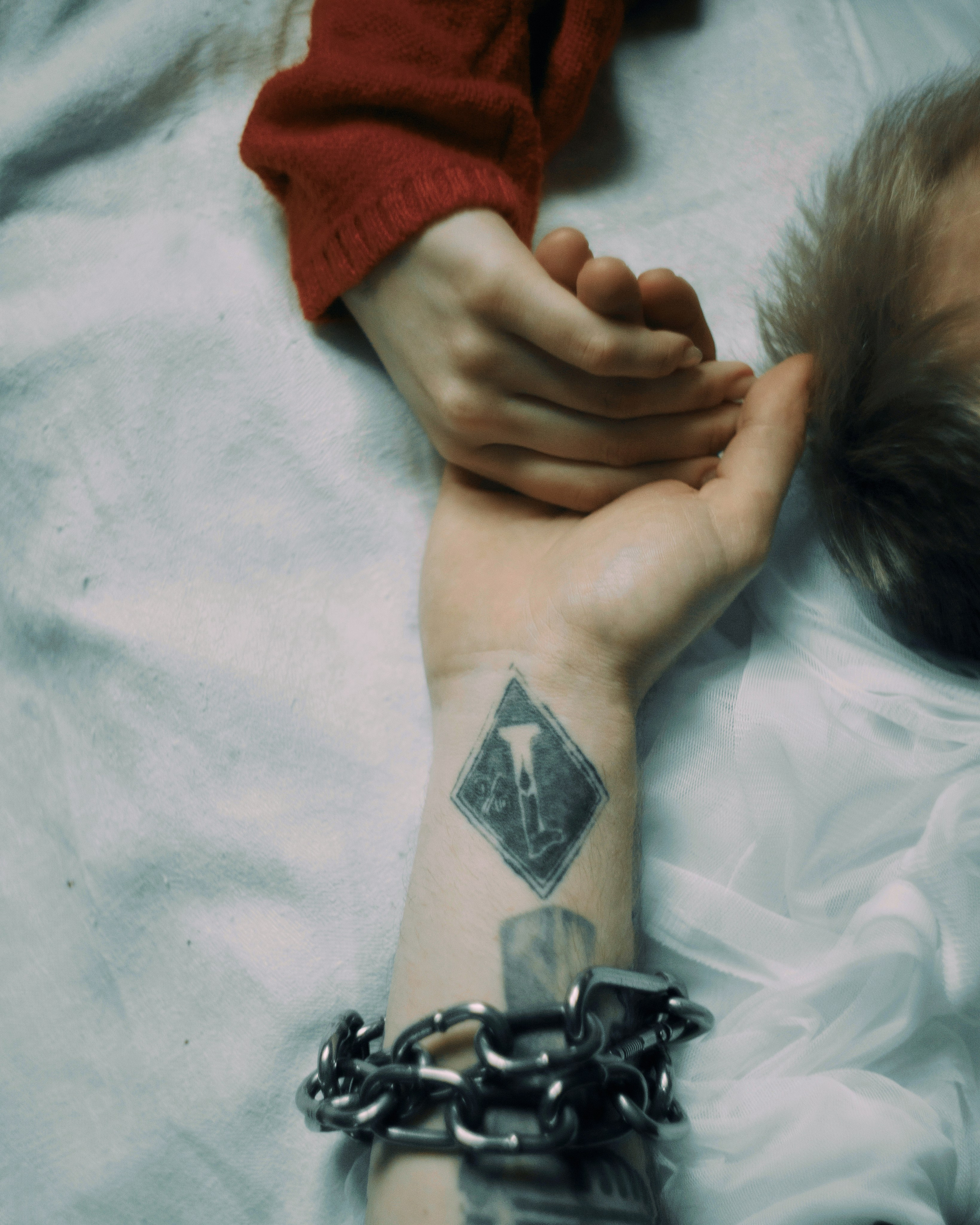 Деталь рук в лав стори в Москве — сцепленные пальцы, тату, пленочная эстетика, фотосессия для пары, фотограф