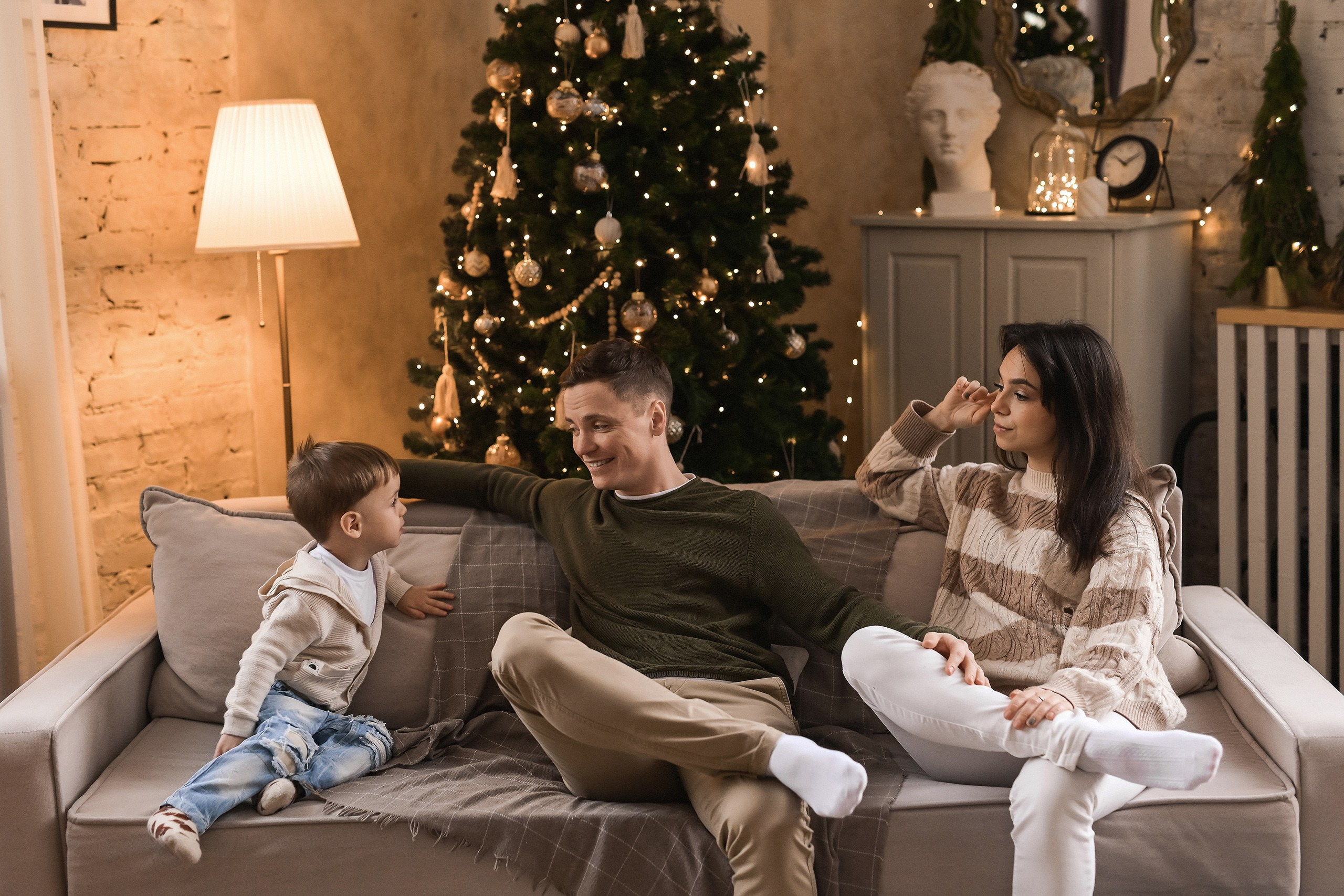 Новогодняя семейная фотосессия: уютные фото у ёлки в студии в Красноярске. 📸 Свадебный и семейный фотограф в Красноярске Тихомиров Евгений | 17 лет опыта | 800+ свадеб