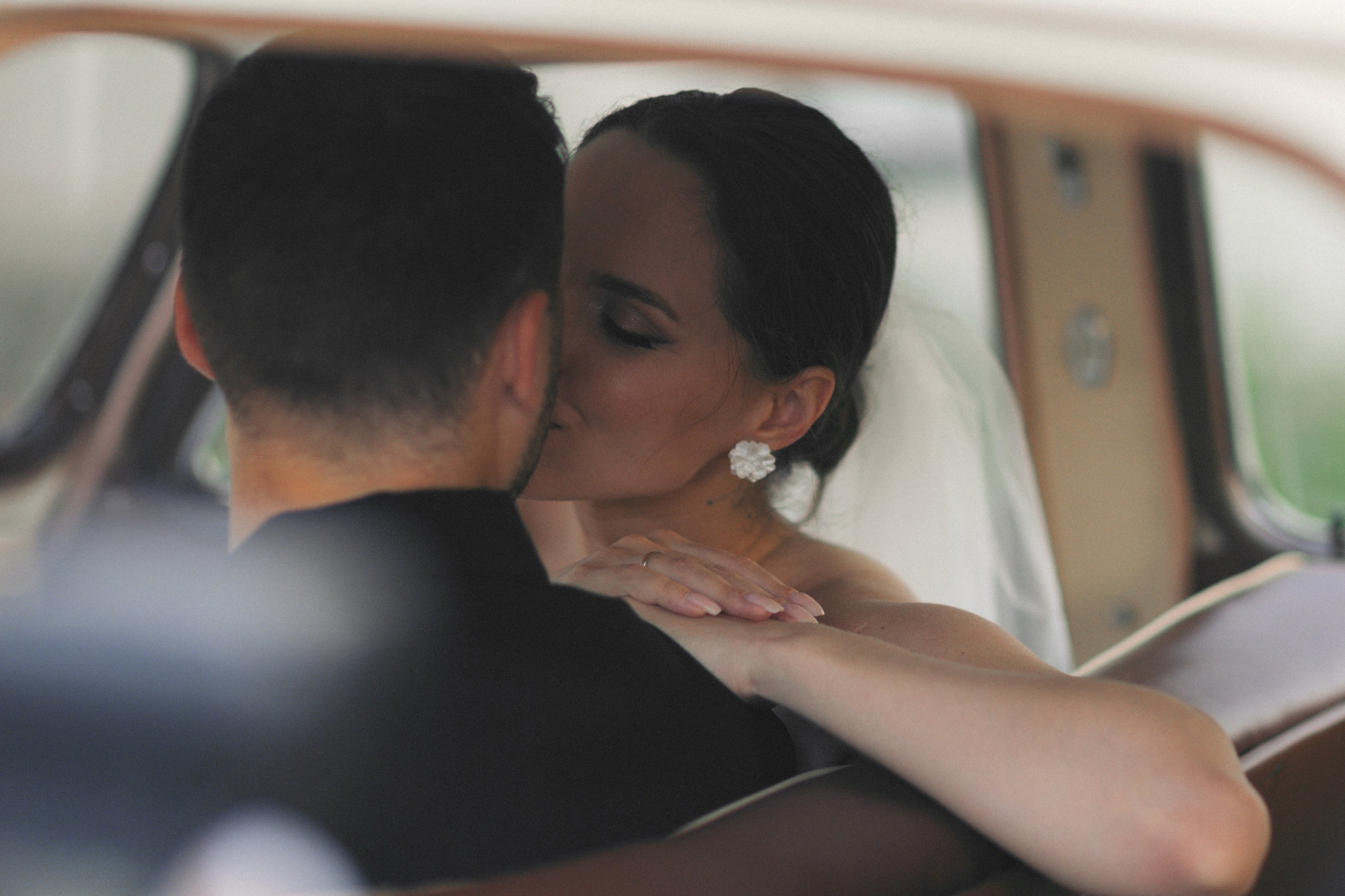 Очень стильная свадебная фотосессия с обработкой под пленку