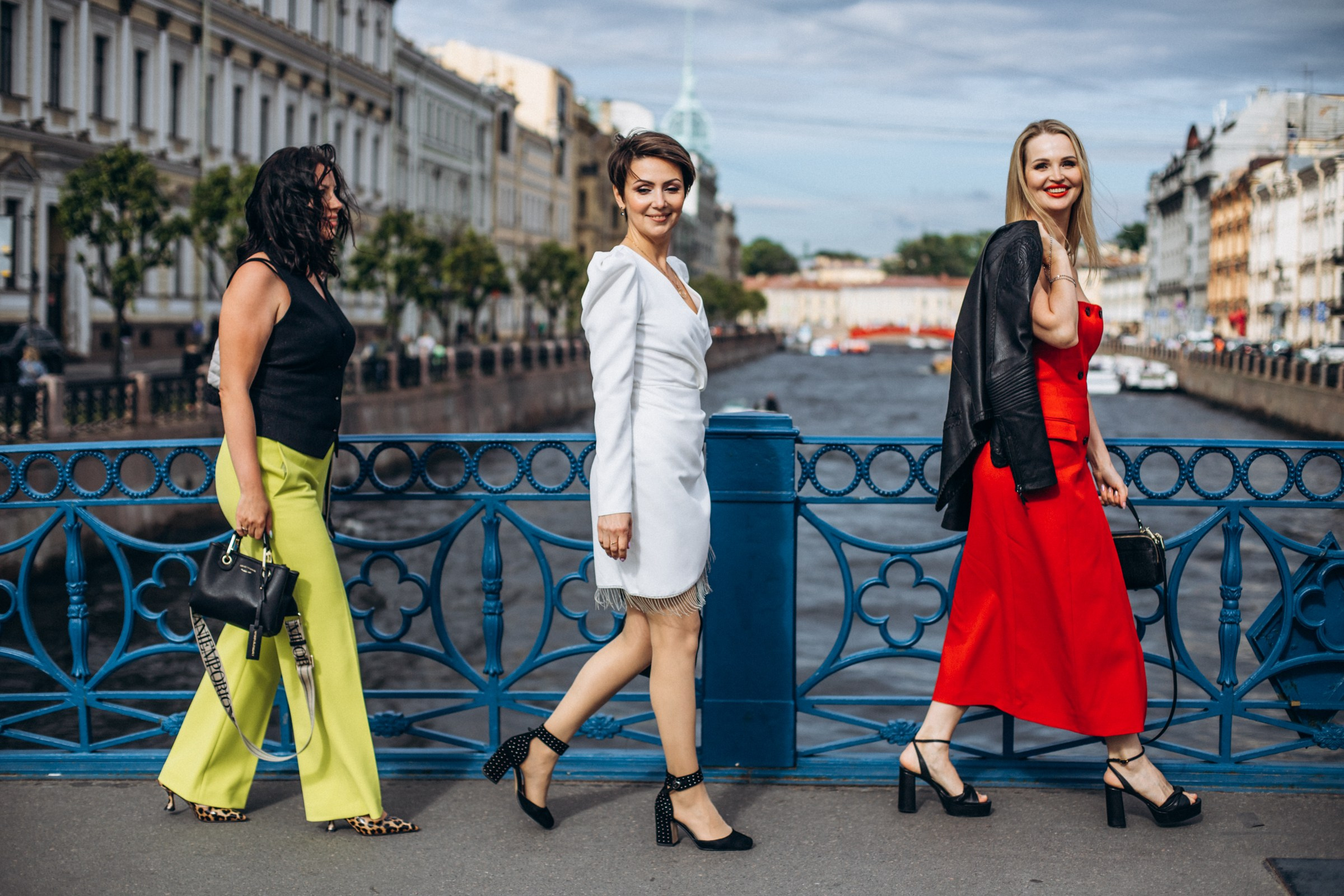 Ольга, Настя и Марина в июне. Фотопрогулка в Петербурге. Индивидуальный и семейный фотограф в Санкт-Петербурге