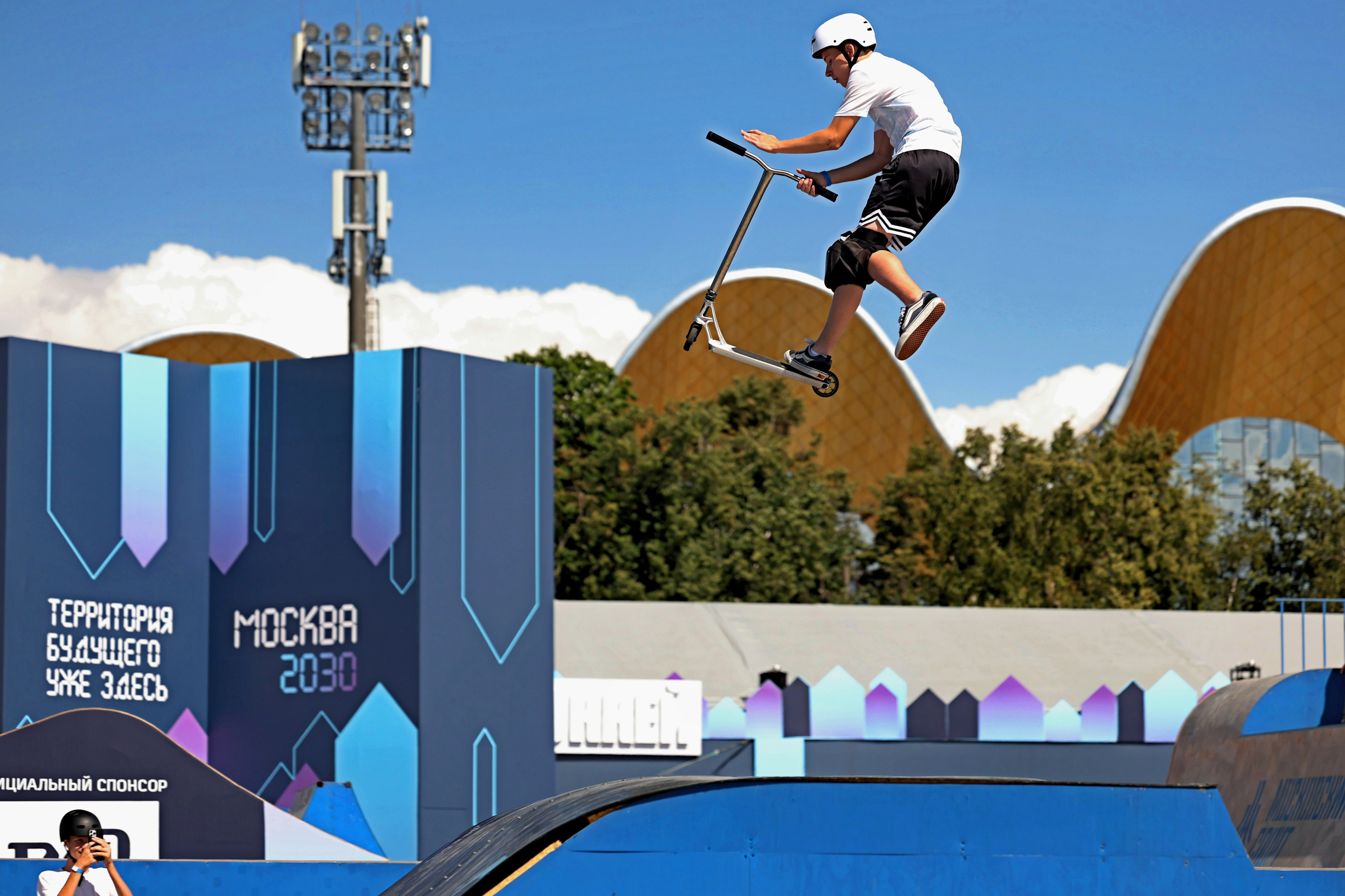 Высоко взлетает на трюковом самокате 