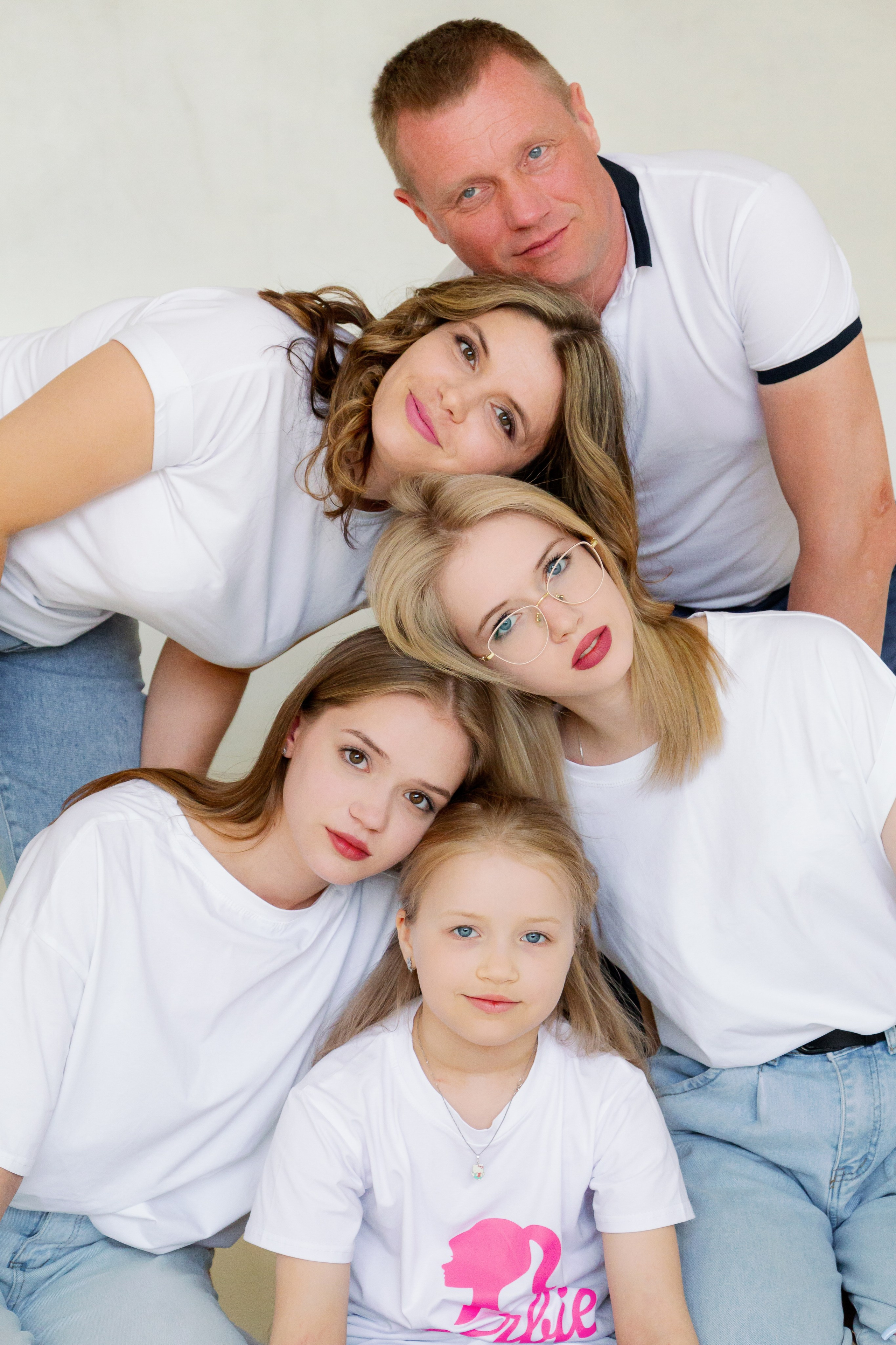 Две сестры. Две семьи. Одна любовь. Семейная фотосессия в студии, Екатеринбург. Фотограф в Екатеринбурге Пойгина Елена