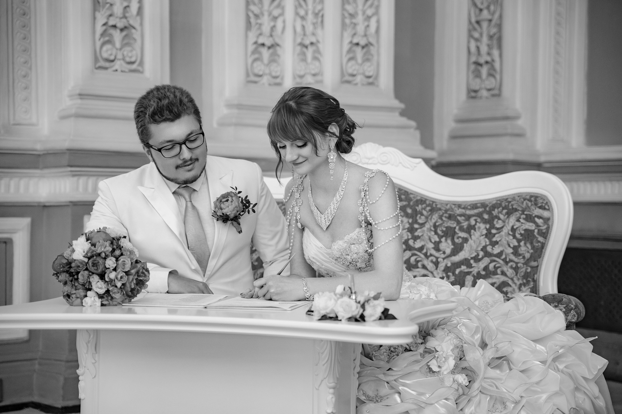 Черно-белая свадебная фотография во дворце на свадьбе.