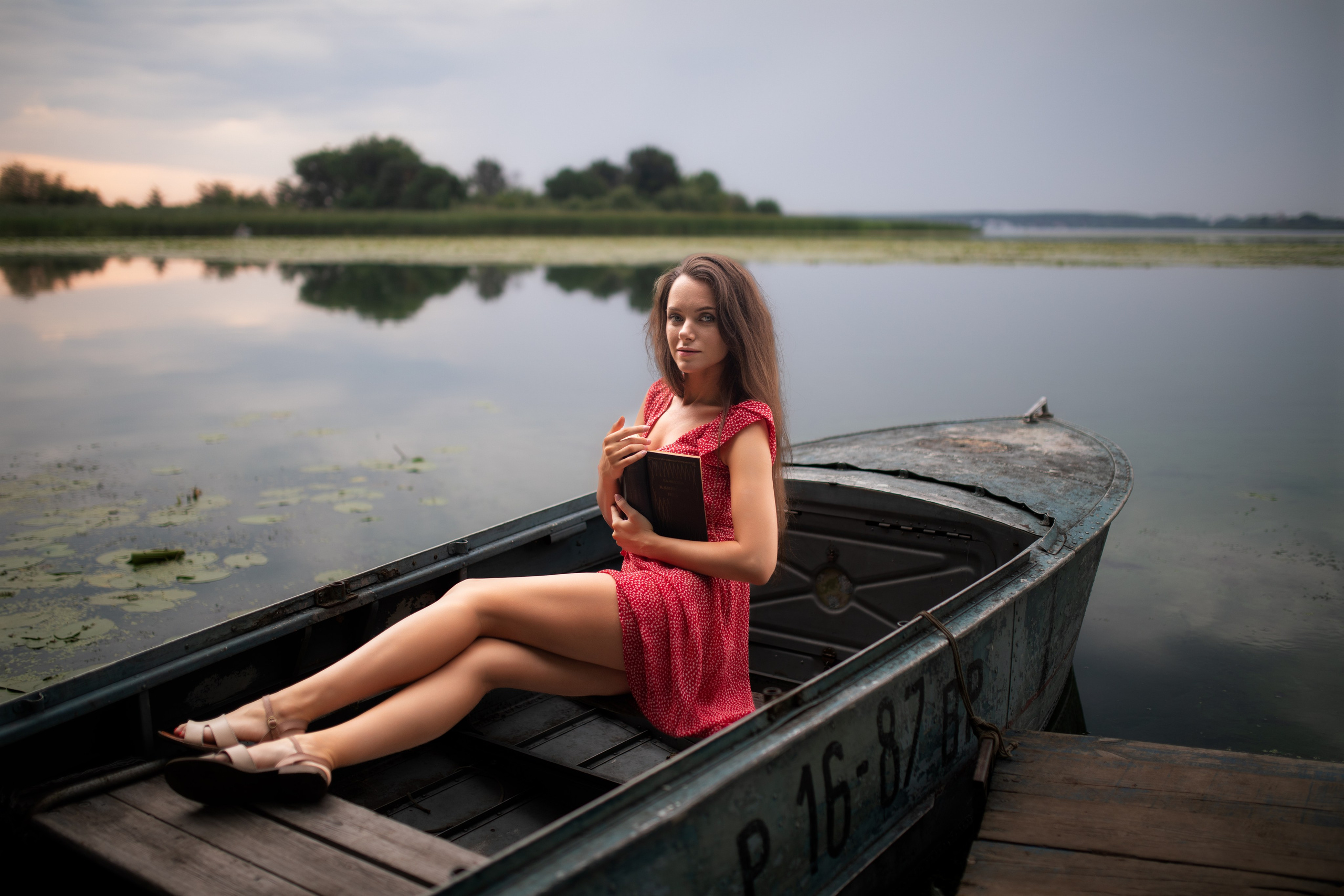 Съемка с Екатериной на рассвете на берегу реки