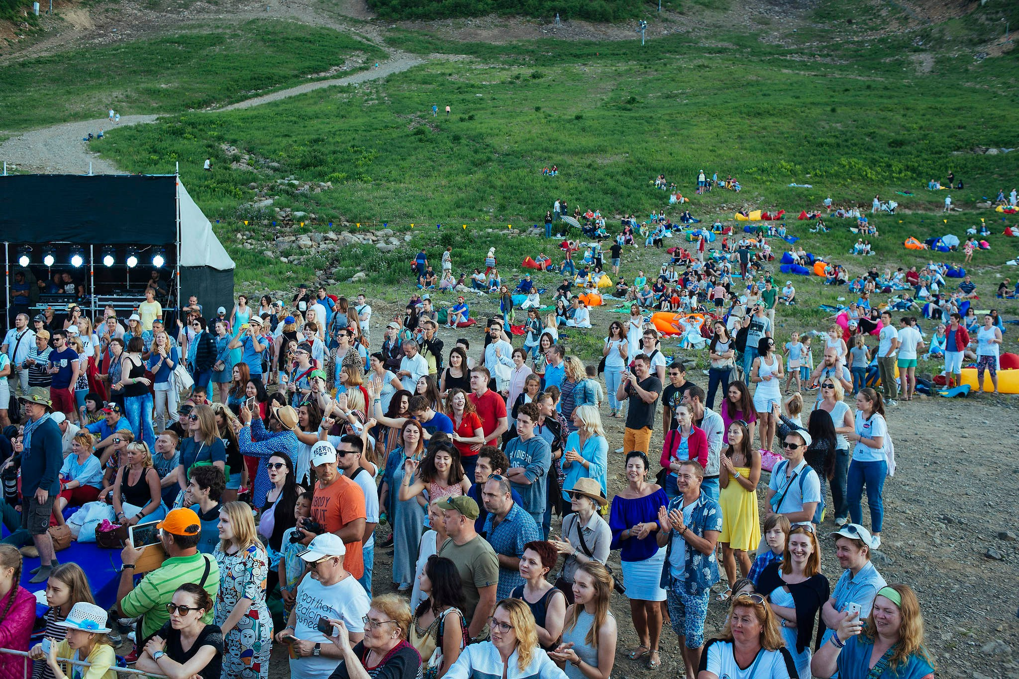 Зрители слушают и танцуют на итоговом концерте на фестивале Усадьба Jazz в Красной Поляне. Съемка для Усадьба Jazz в 2016 году.