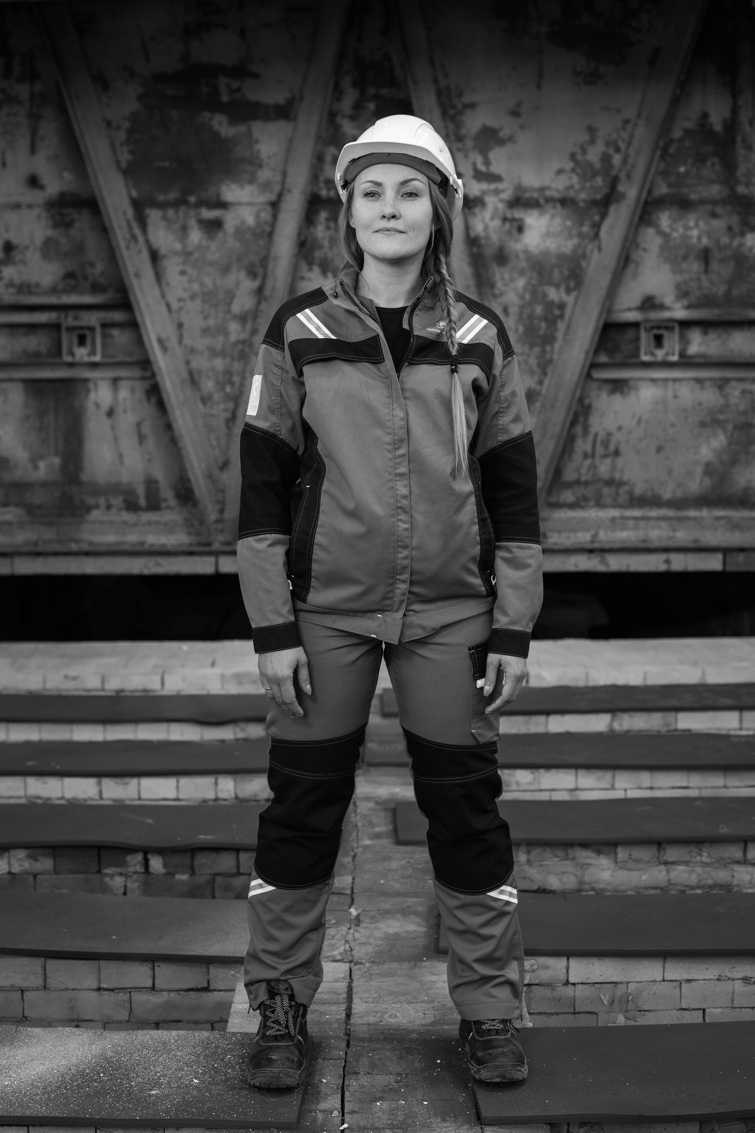 Девушка на производстве на фоне печи в литейном цехе.