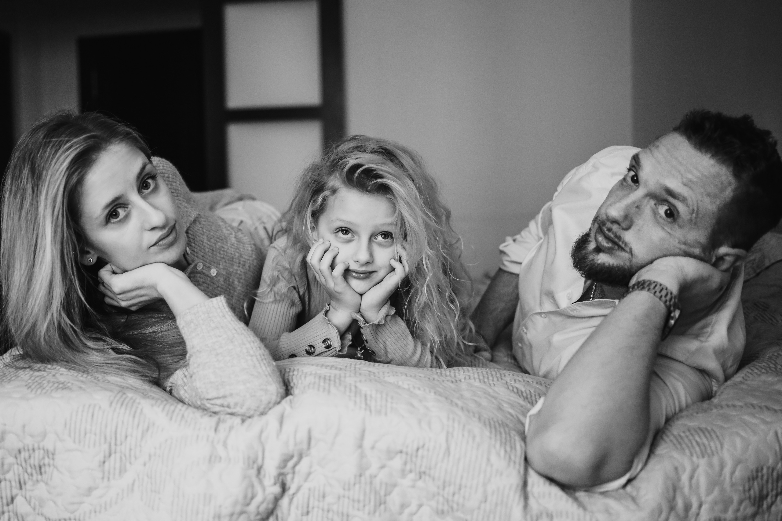 мама папа дочка черно белая фотография дома на кровати