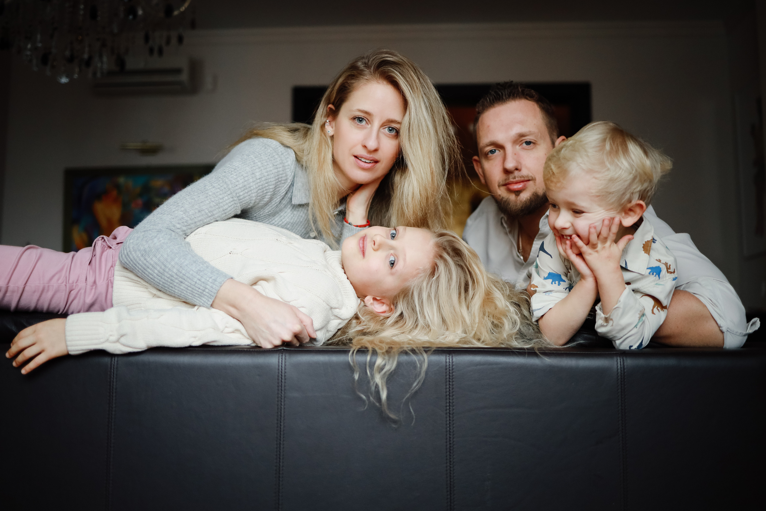 Семья из четырех человек с двумя детьми