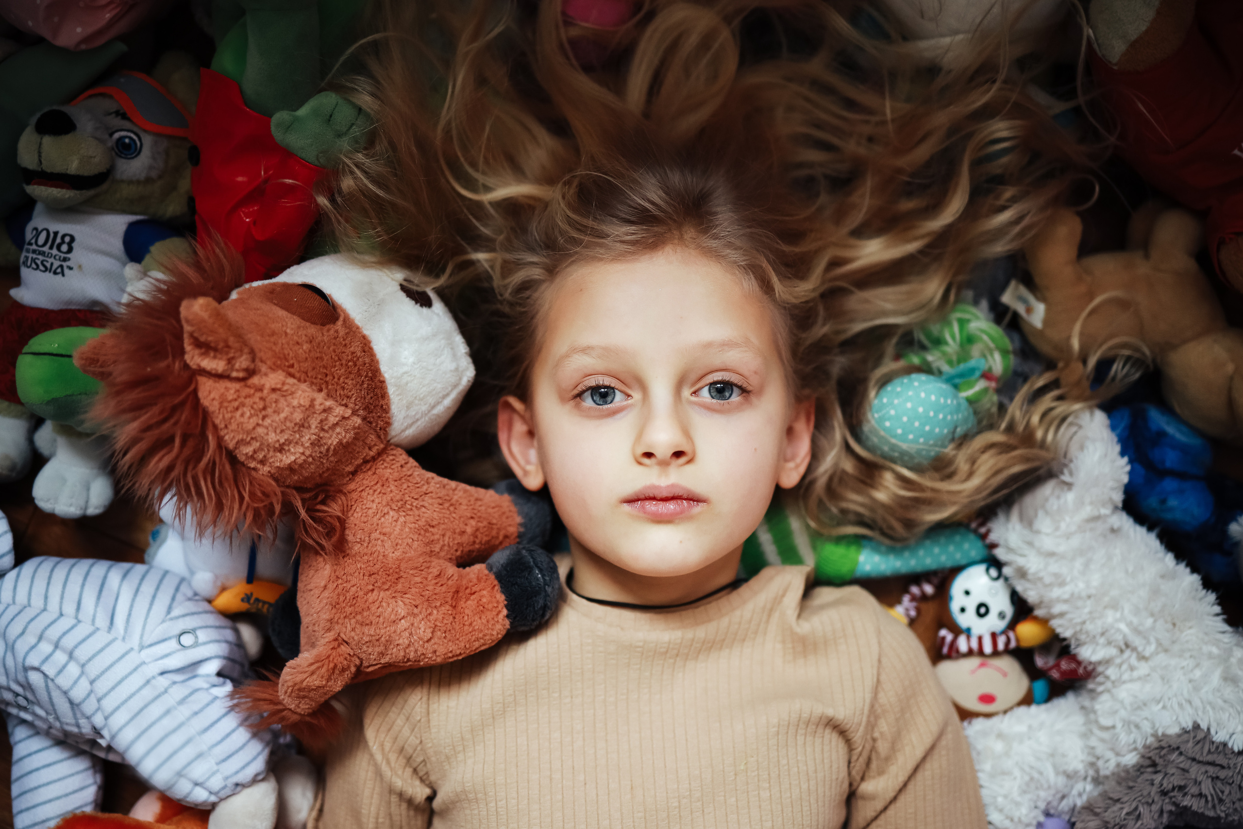 Девочка и игрушки полртрет