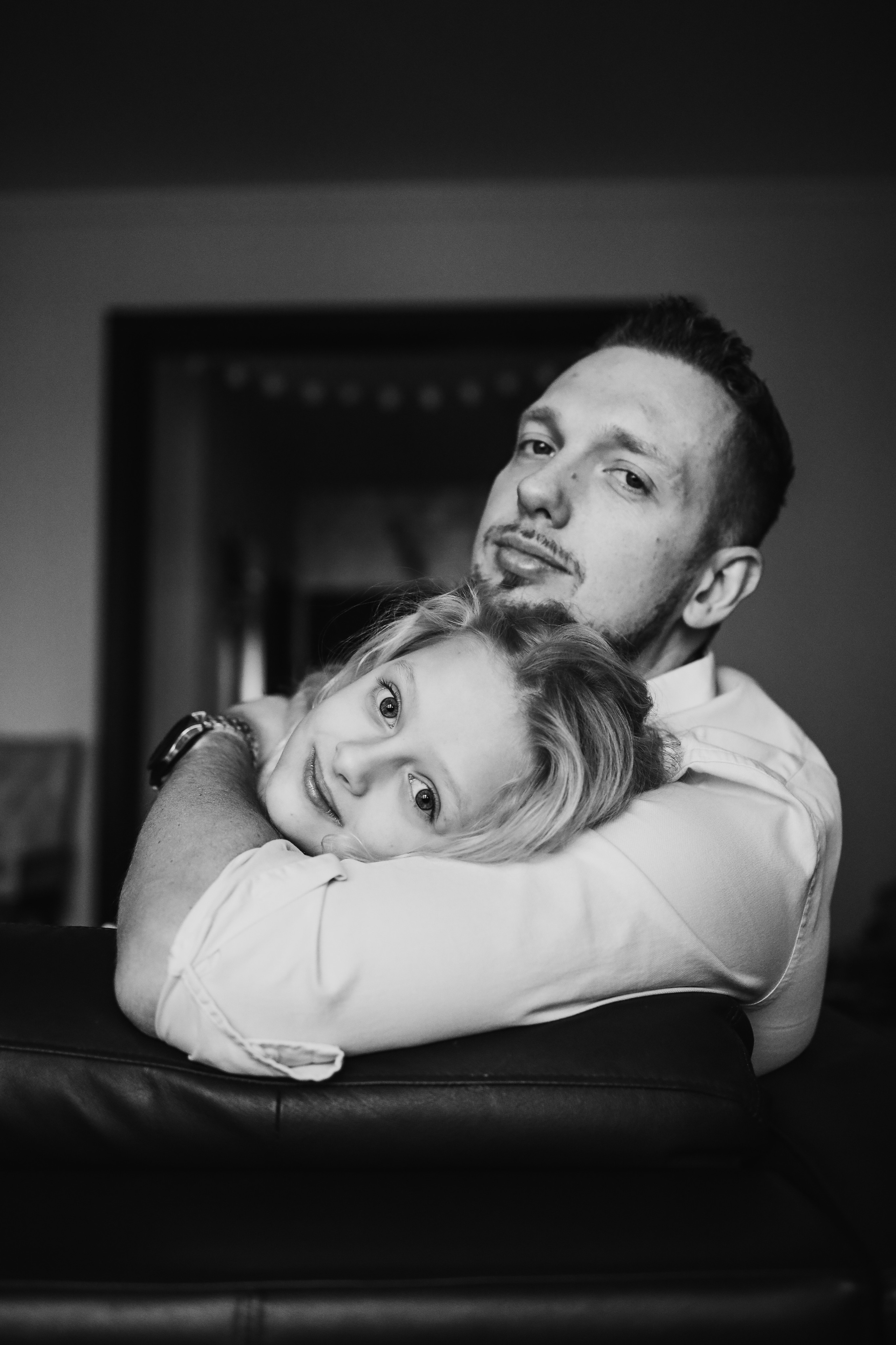 Папа с дочкой черно-белая фотография