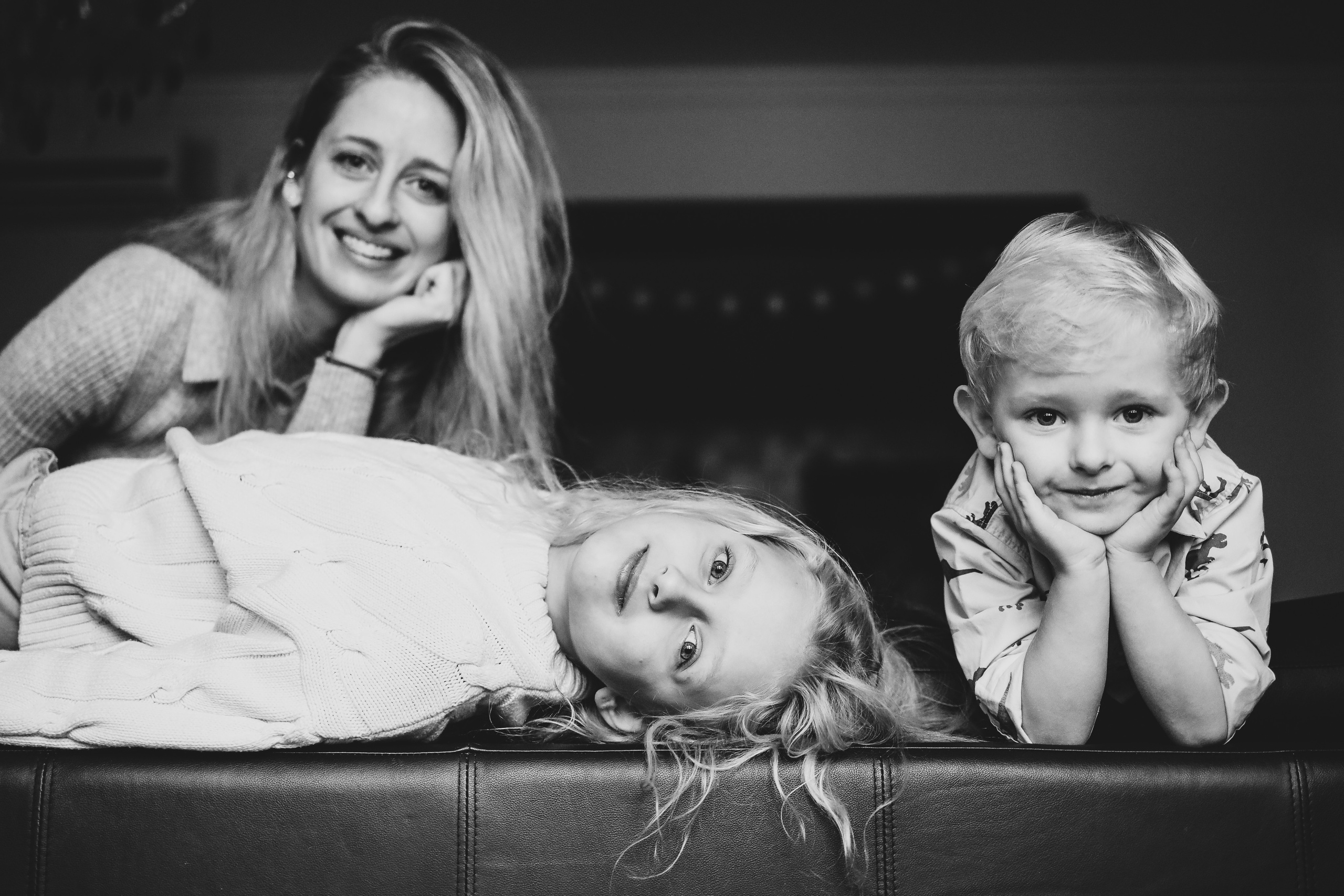 Два ребенка улыбаются с мамой черно-белая фотография