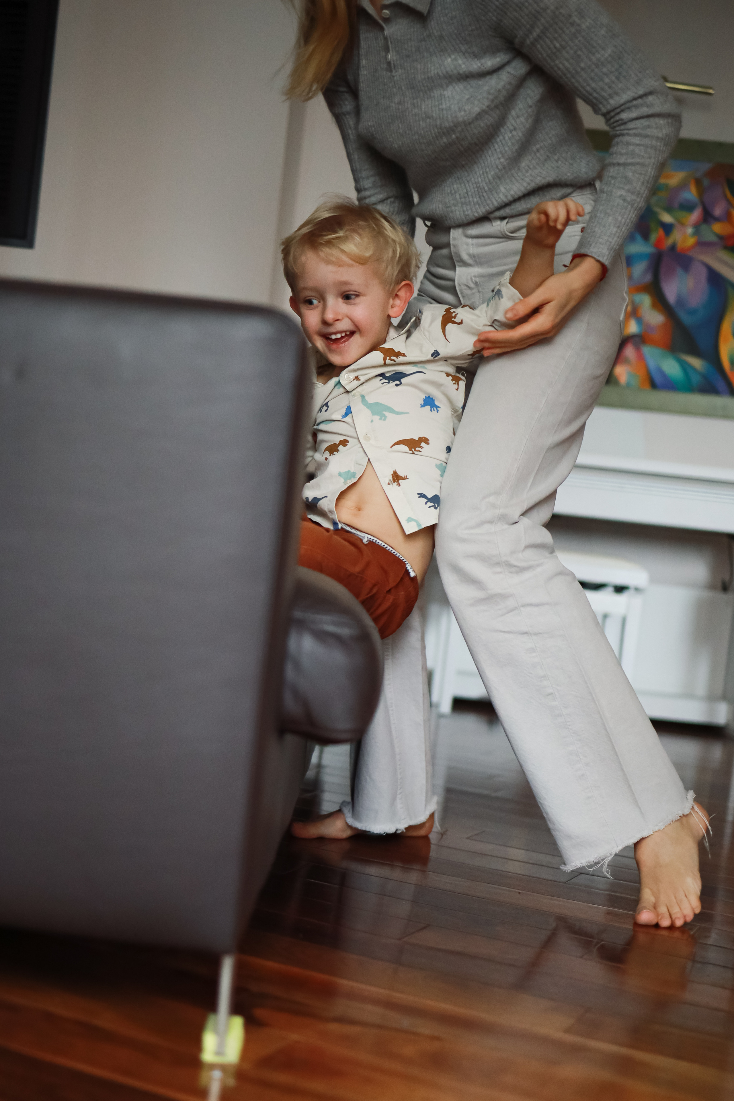 Мама играет с сыном веселье дома