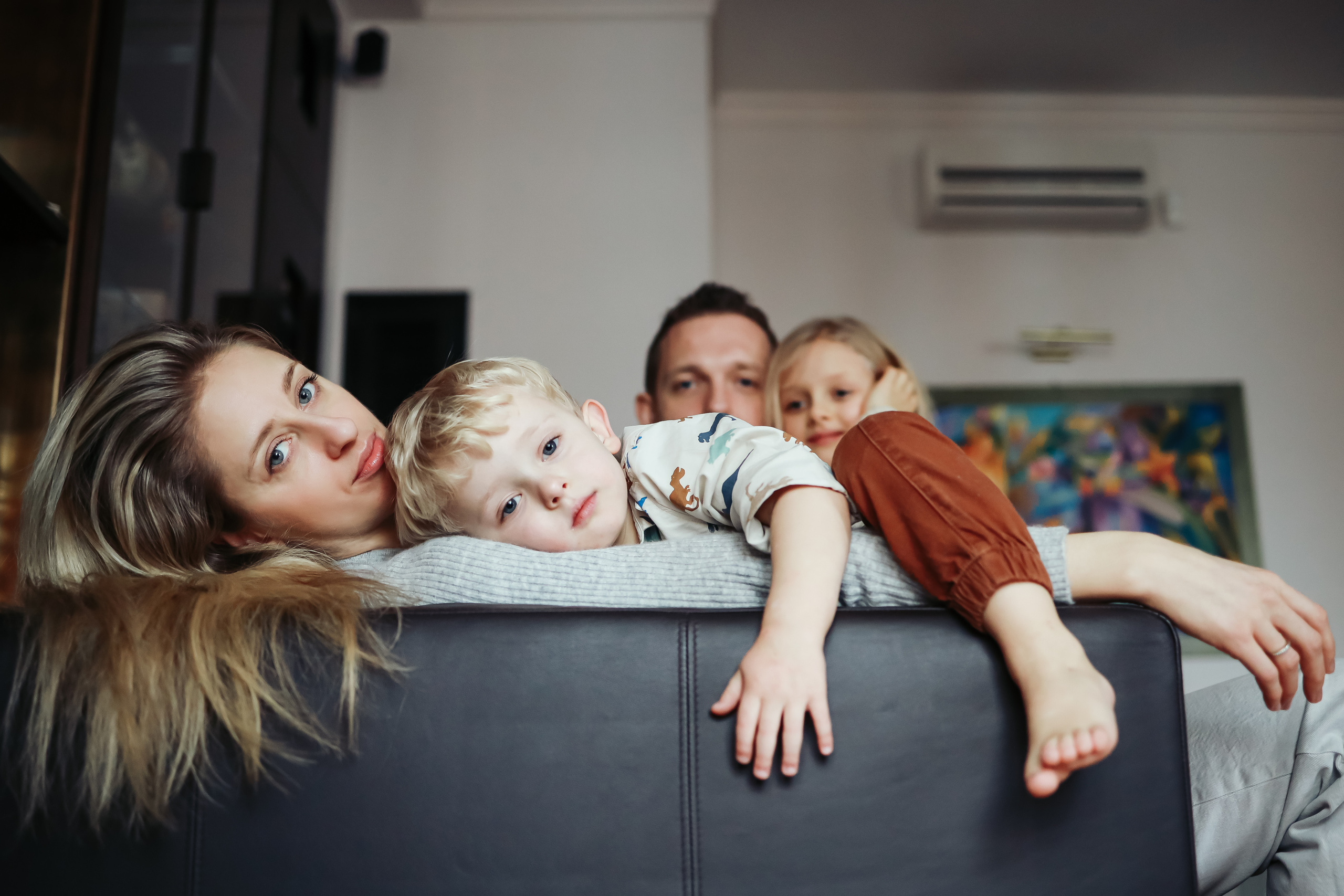 Семья на диване двое детей