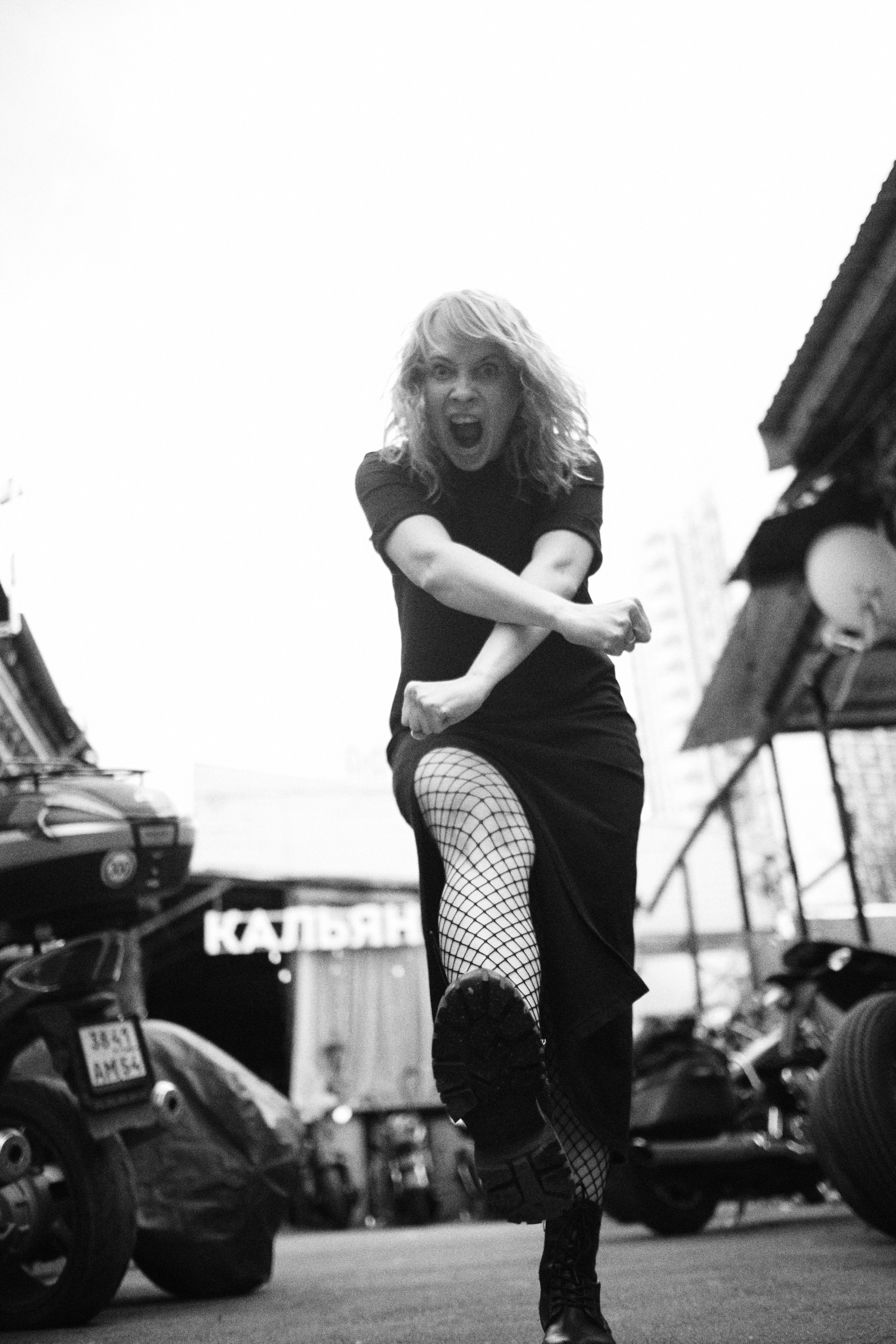 Женщина агрессирует