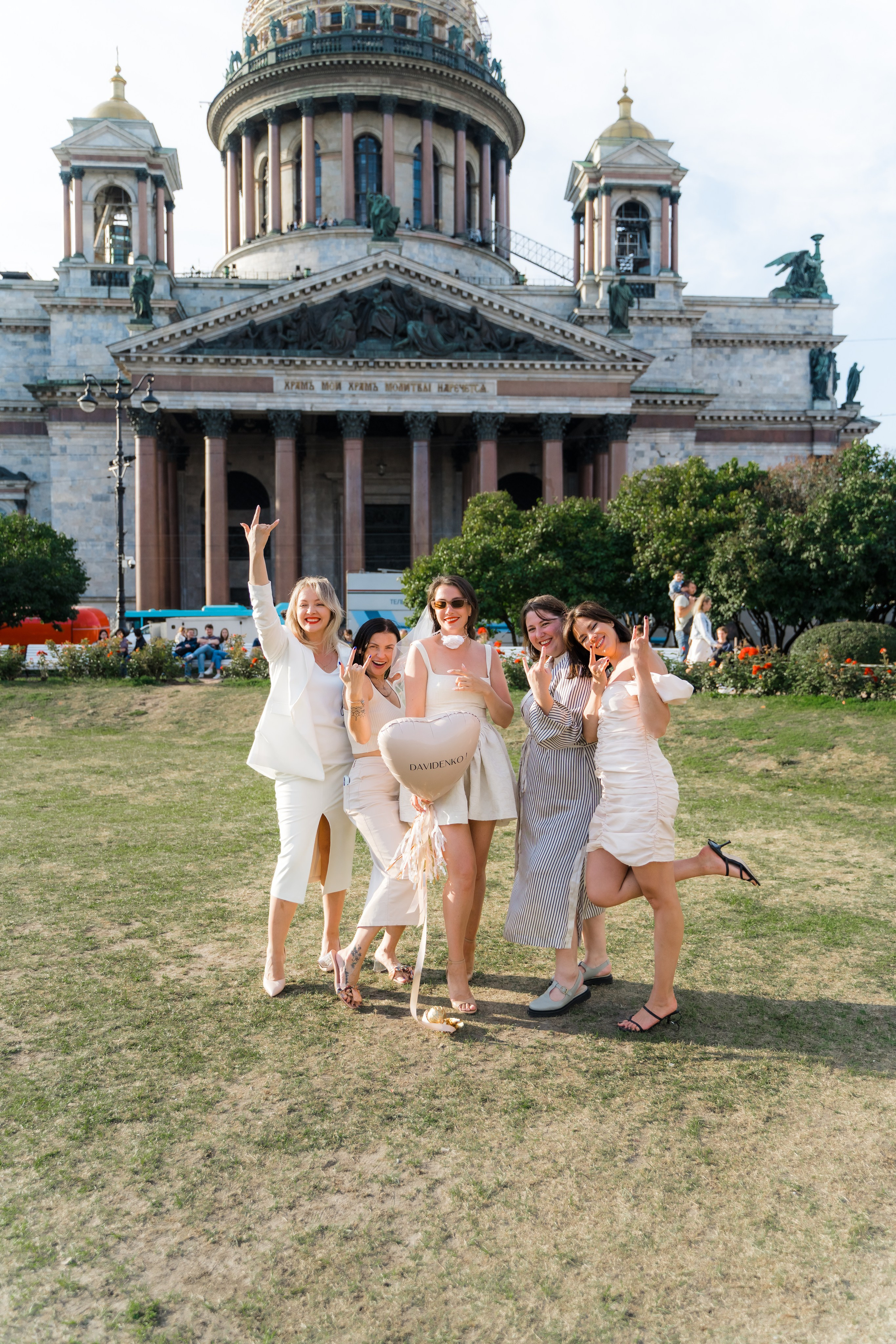 Фотосъемка девичника, встреча девушек, веселые женские портреты