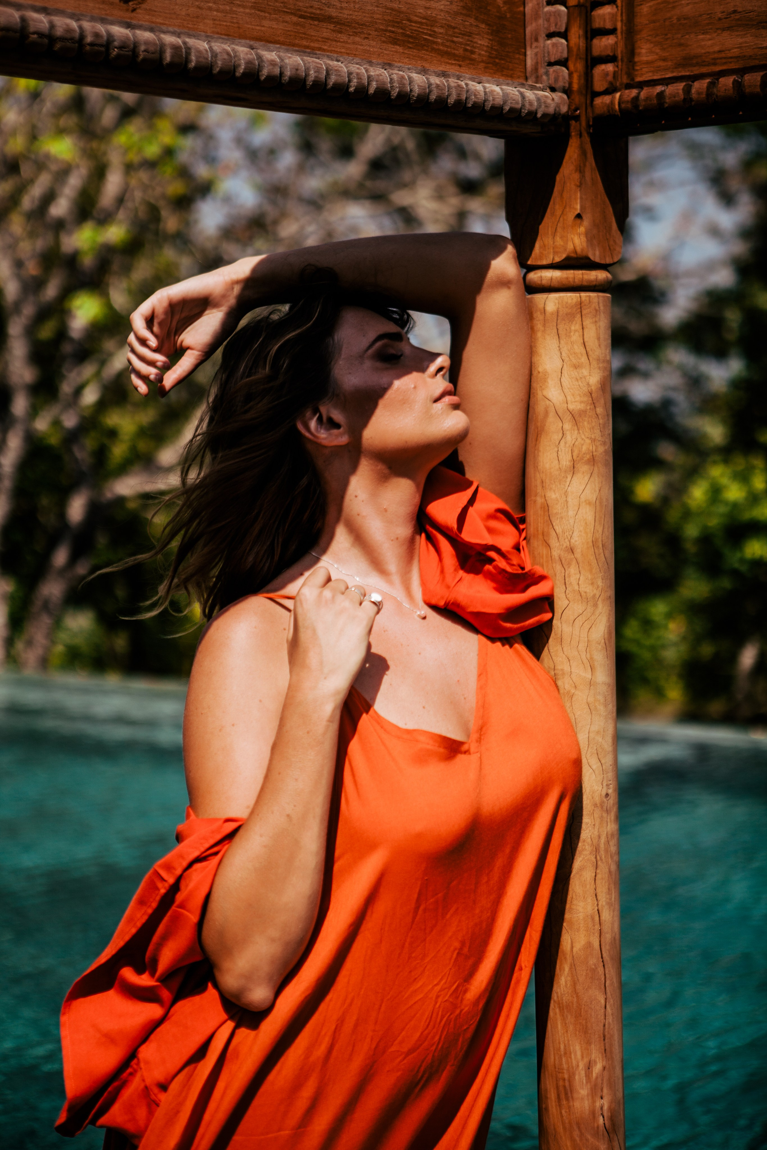 Девушка в красном платье в отеле Malabar Hill — Роскошная портретная съемка | Шри-Ланка. Фотограф на Шри-Ланке