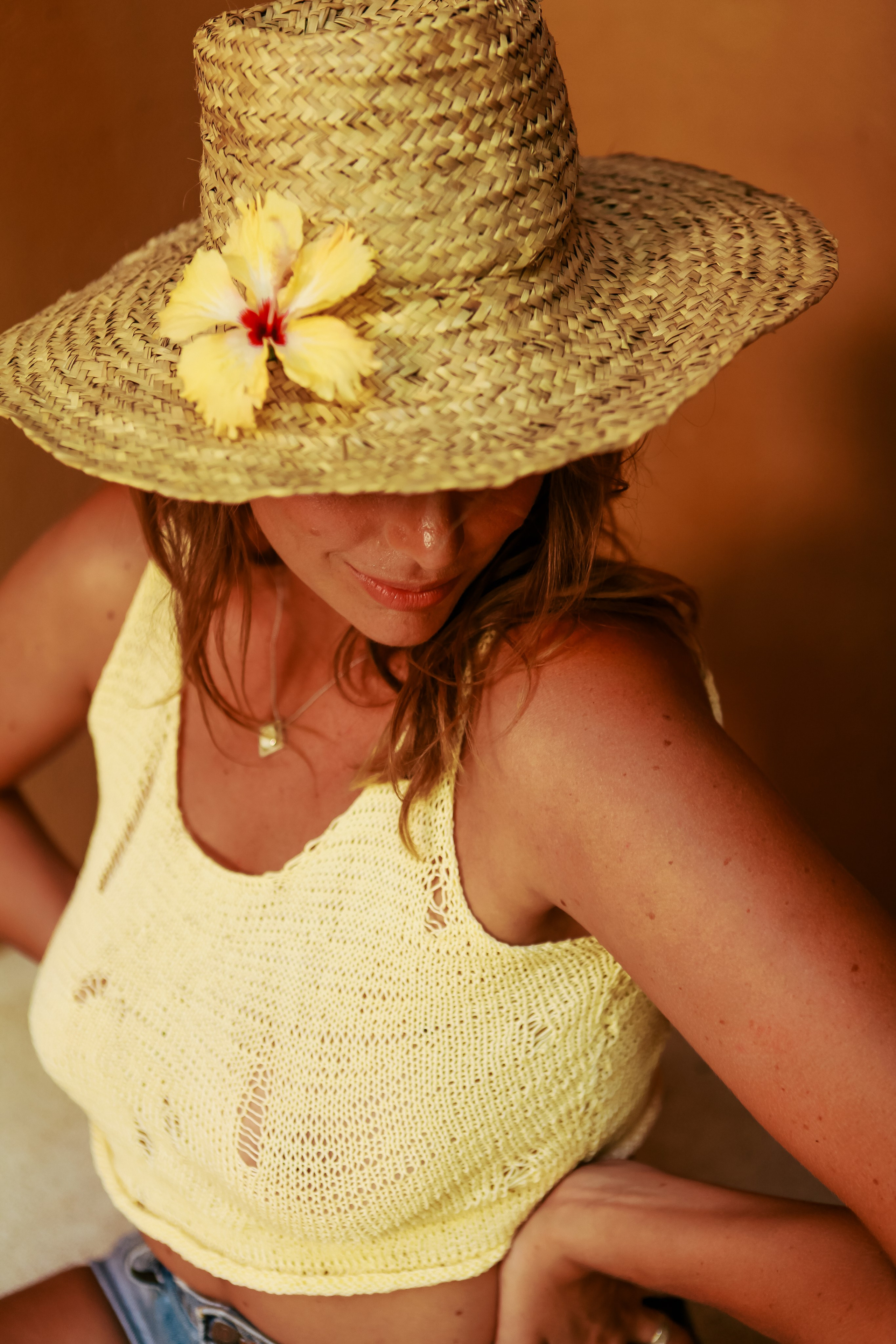 Девушка в красном платье в отеле Malabar Hill — Роскошная портретная съемка | Шри-Ланка. Фотограф на Шри-Ланке