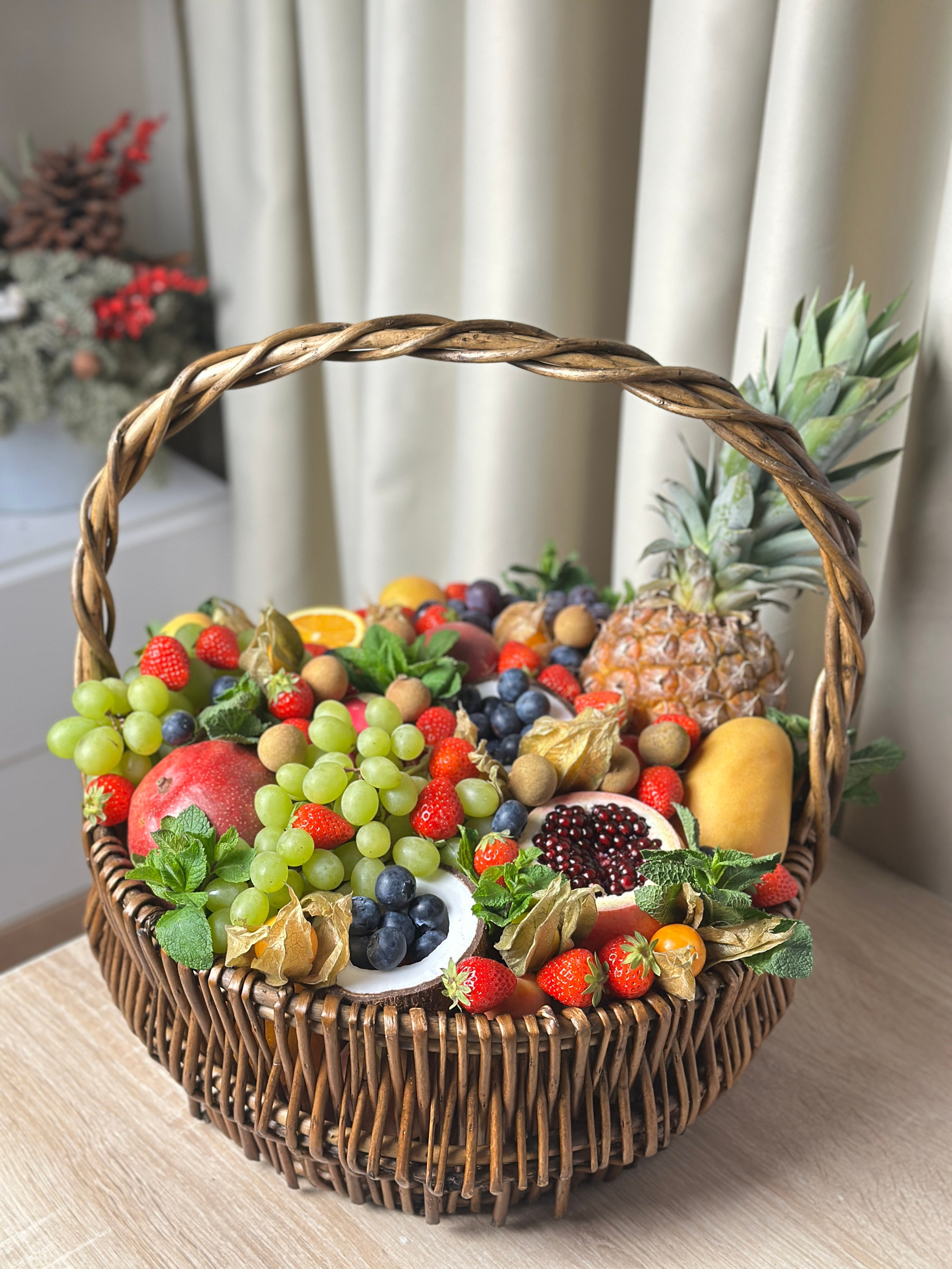 Корзины. Выездной кейтеринг, съедобные букеты, торты и сладости на заказ