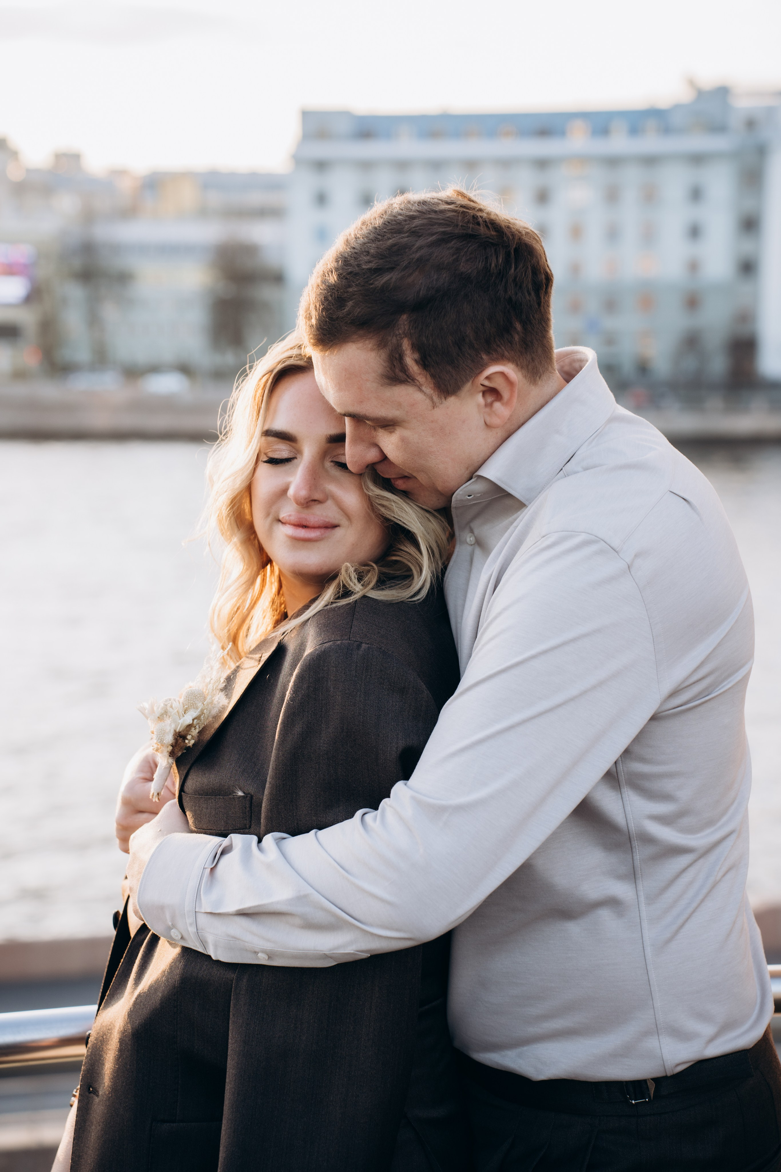 Молодожены держатся за руки на фоне городских улиц — стильные и современные свадебные фотографии в Москве.