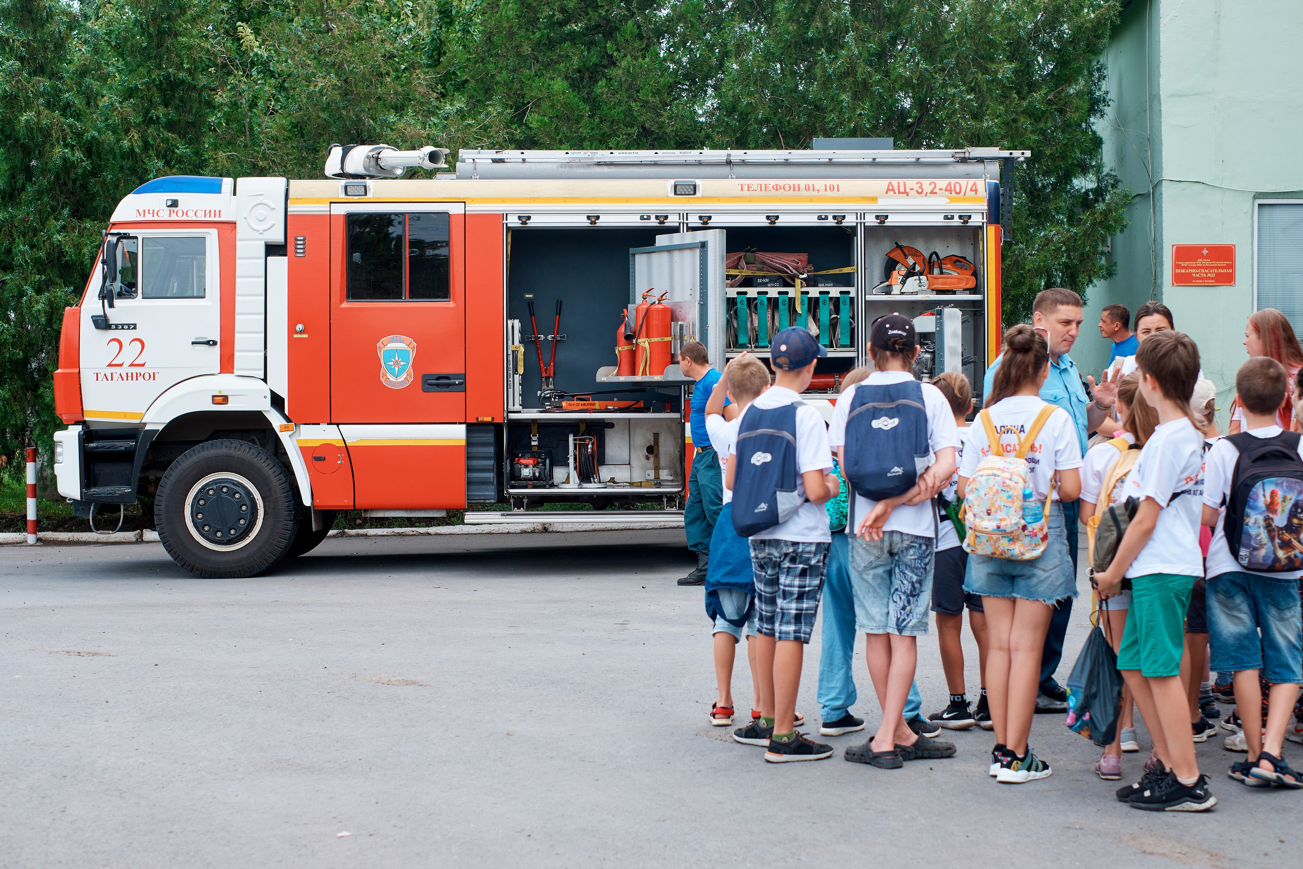 Детский лагерь ДЮНА. Поход в «Пожарно-спасательную часть № 22». Фотограф Таганрог Анна Трайжон