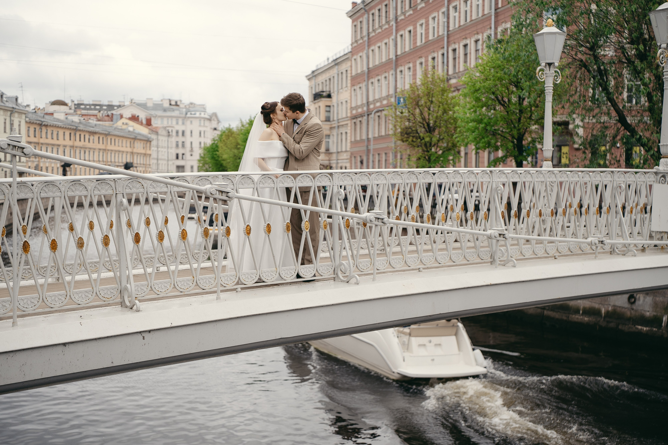 Красивые места для свадебной фотосессии летом в Санкт-Петербурге. Свадебный фотограф Александр Невский в Санкт-Петербурге