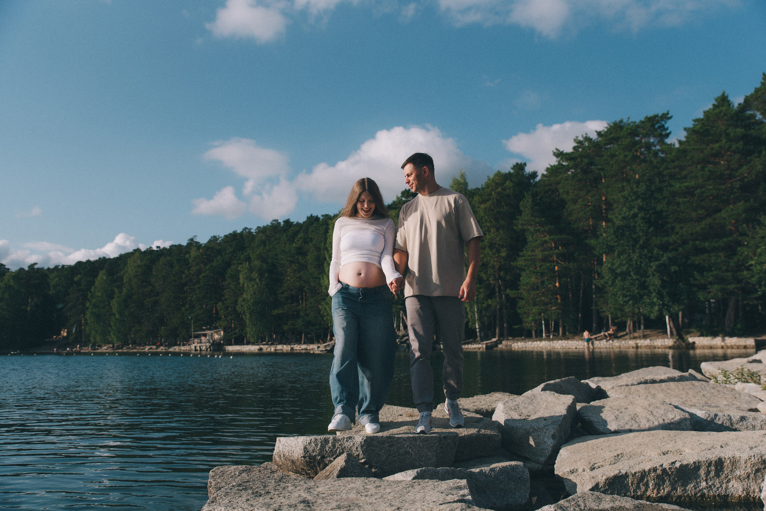 пара на берегу