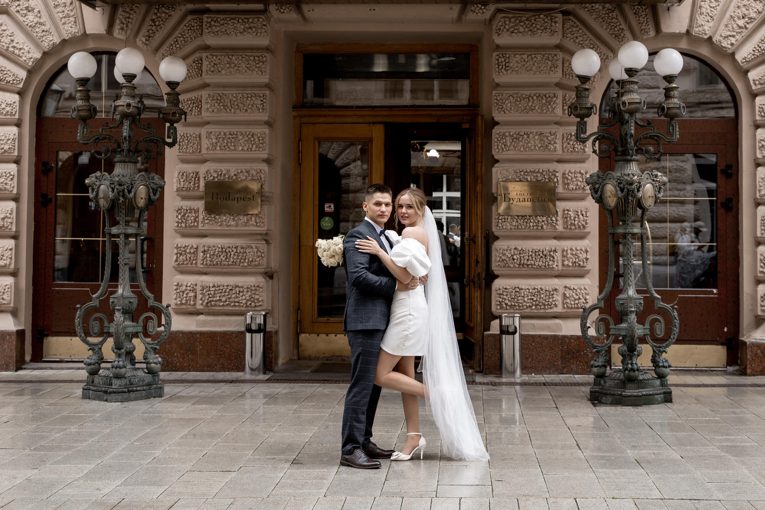 Красивые свадебные фотографии. Красивые фотографии в ЗАГСе. Дворец бракосочетания Южное Бутово. Свадебный фотограф в Москве. Свадебный фотограф Бутово, Видное, Домодедово. Свадебная прогулка в Москве. Красивые стильные свадебные фотосессии. Свадебная фотосессия в ЗАГСЕ. Прогулка в Центре Москвы. 