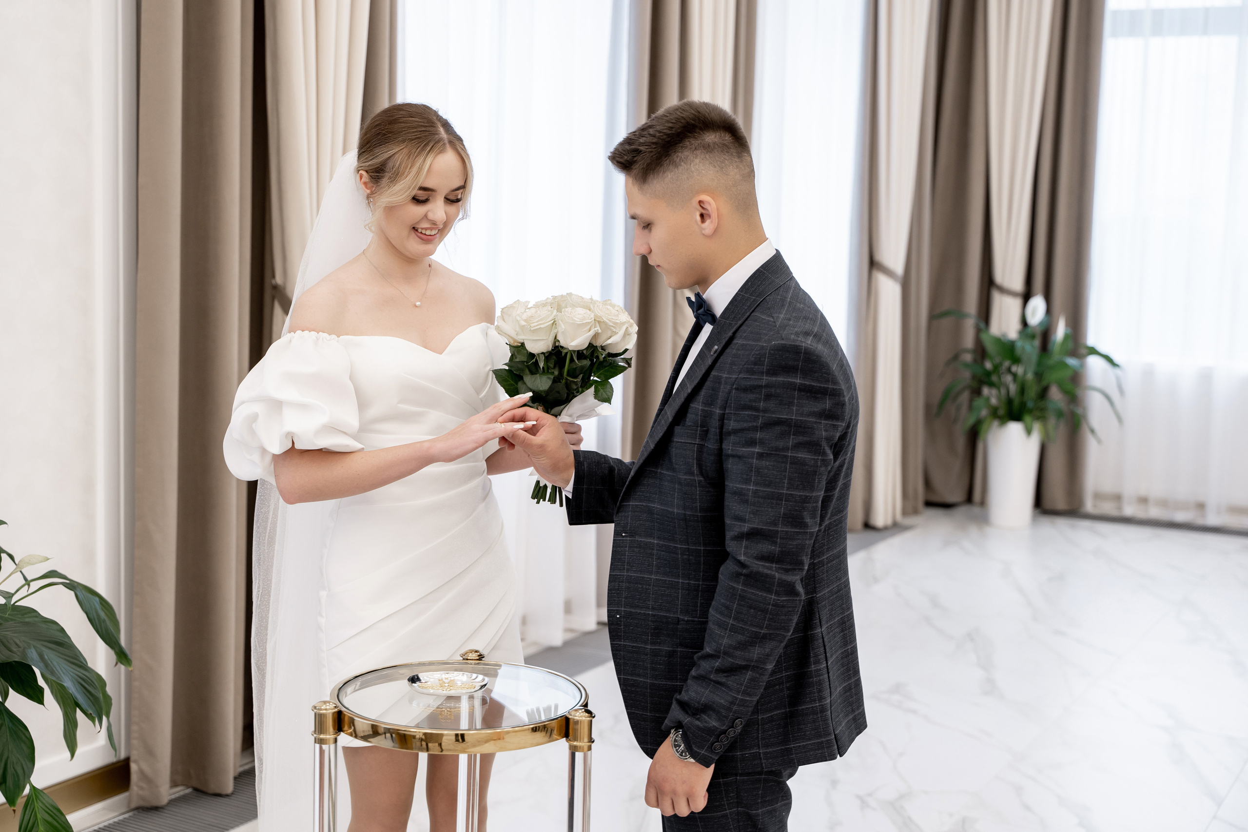 Красивые свадебные фотографии. Красивые фотографии в ЗАГСе. Дворец бракосочетания Южное Бутово. Свадебный фотограф в Москве. Свадебный фотограф Бутово, Видное, Домодедово. Свадебная прогулка в Москве. Красивые стильные свадебные фотосессии. Свадебная фотосессия в ЗАГСЕ. Прогулка в Центре Москвы. 