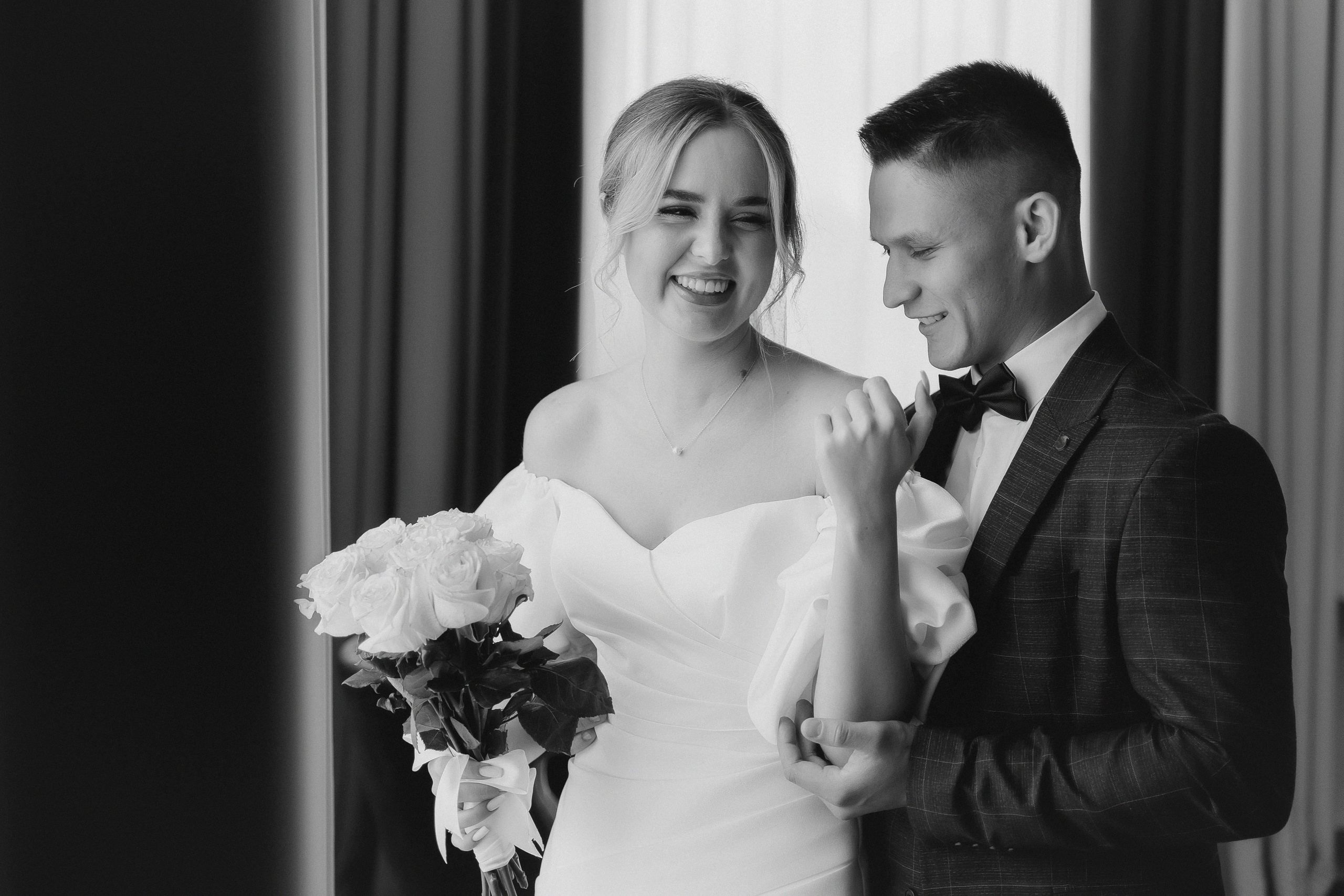 Красивые свадебные фотографии. Красивые фотографии в ЗАГСе. Дворец бракосочетания Южное Бутово. Свадебный фотограф в Москве. Свадебный фотограф Бутово, Видное, Домодедово. Свадебная прогулка в Москве. Красивые стильные свадебные фотосессии. Свадебная фотосессия в ЗАГСЕ. Прогулка в Центре Москвы. 