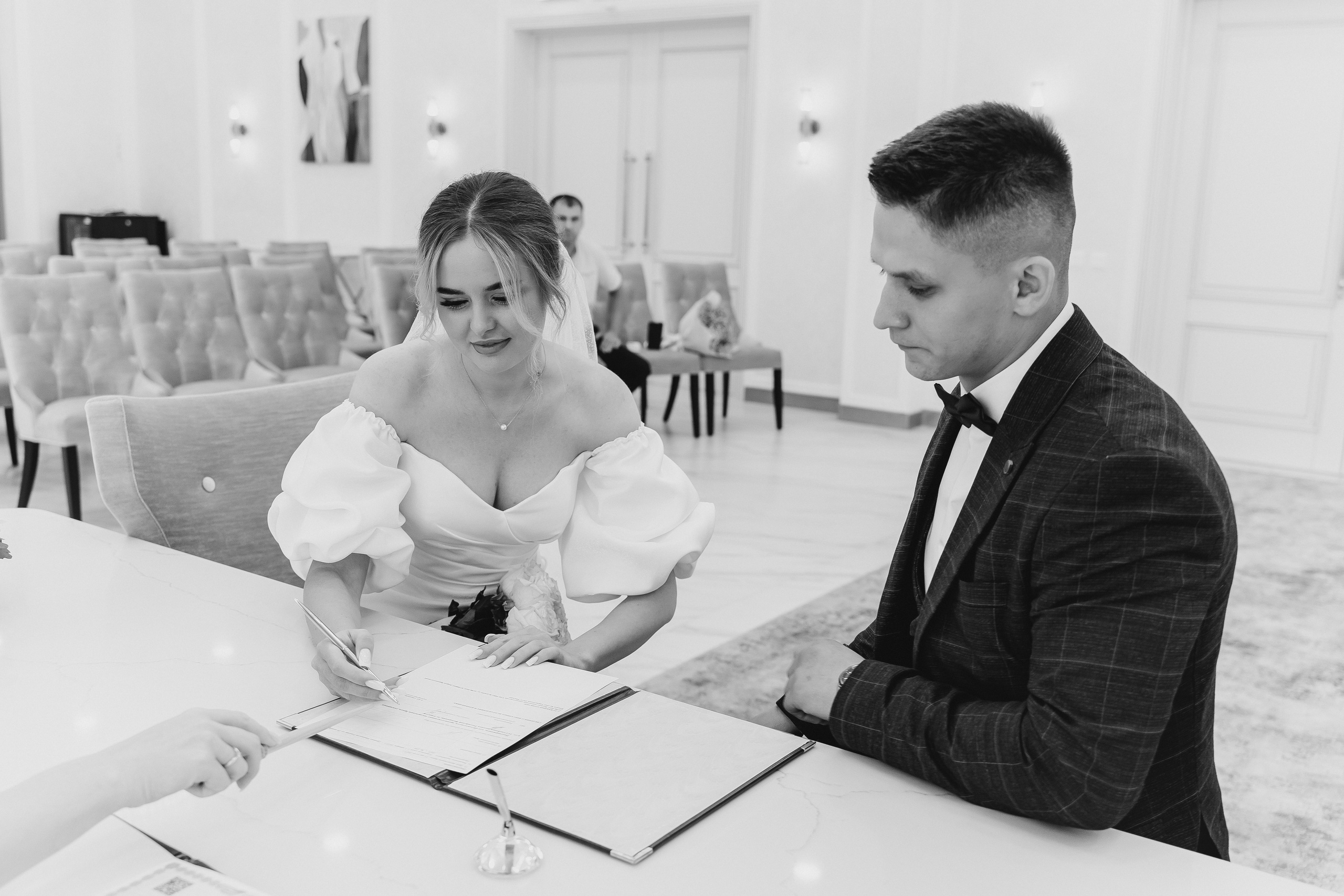 Красивые свадебные фотографии. Красивые фотографии в ЗАГСе. Дворец бракосочетания Южное Бутово. Свадебный фотограф в Москве. Свадебный фотограф Бутово, Видное, Домодедово. Свадебная прогулка в Москве. Красивые стильные свадебные фотосессии. Свадебная фотосессия в ЗАГСЕ. Прогулка в Центре Москвы. 