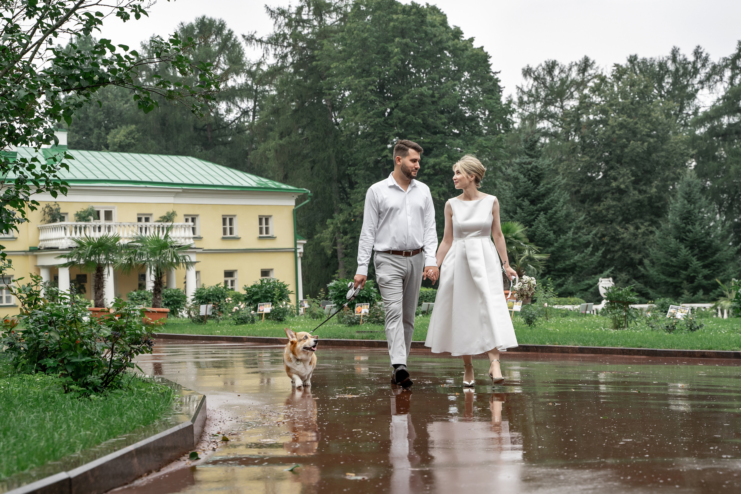 Свадебная фотосессия Домодедово. Домодедовский ЗАГС. Дворец бракосочетания Домодедово. Парк Елочки в Домодедово. Жених, невеста и корги на свадьбе. Молодожены. Свадебный фотограф Домодедово. Свадебная прогулка в парке. Фотосессия в Подмосковье. Свадебный фотограф в Москве, Бутово, городе Видное. Душевный фотограф . Свадебный фотограф для стильных пар с хорошим вкусом. Свадебная эстетика. Стильная свадьба. Выездная регистрация. Свадебная фотосессия на природе. 