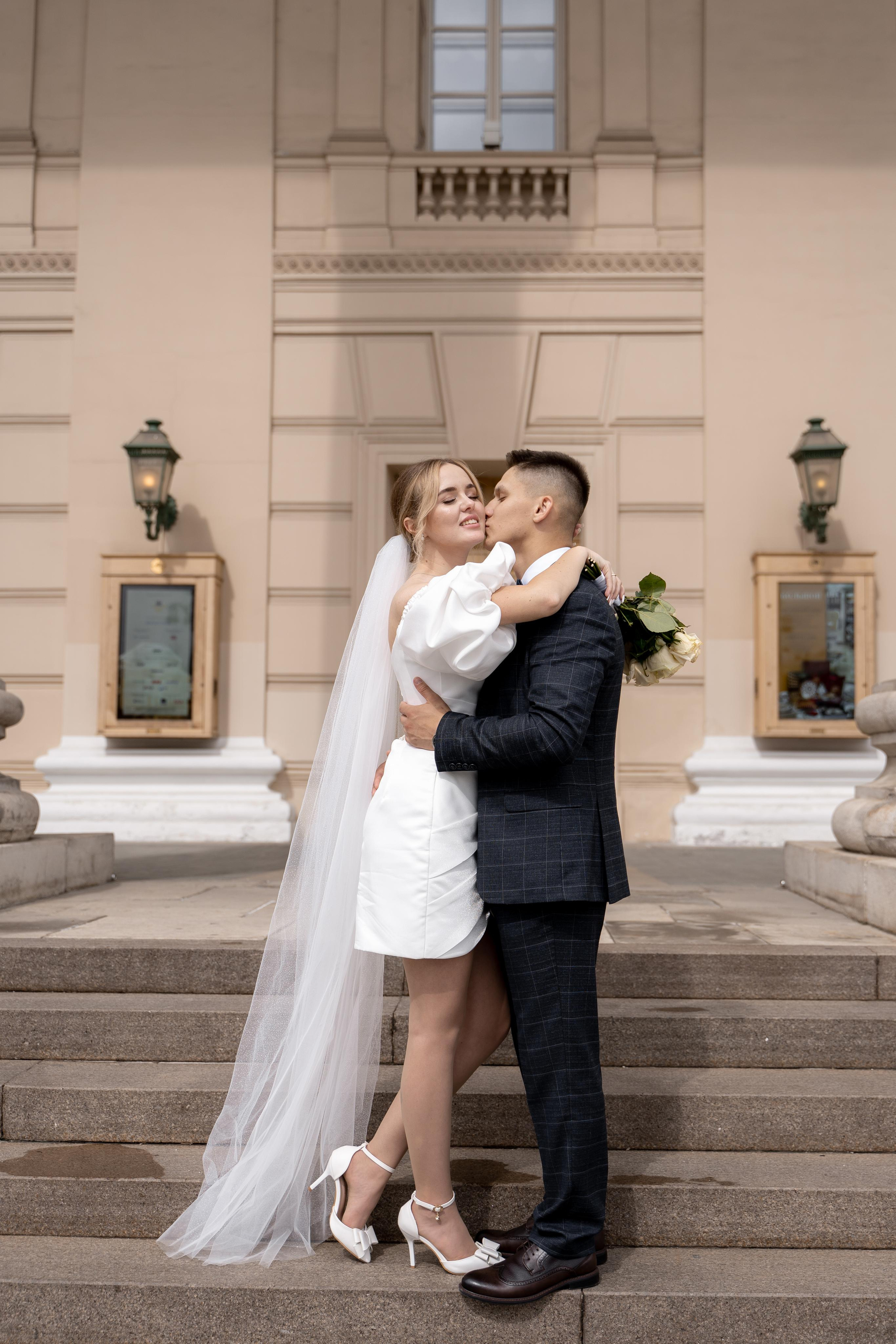 Красивые свадебные фотографии. Красивые фотографии в ЗАГСе. Дворец бракосочетания Южное Бутово. Свадебный фотограф в Москве. Свадебный фотограф Бутово, Видное, Домодедово. Свадебная прогулка в Москве. Красивые стильные свадебные фотосессии. Свадебная фотосессия в ЗАГСЕ. Прогулка в Центре Москвы. 
