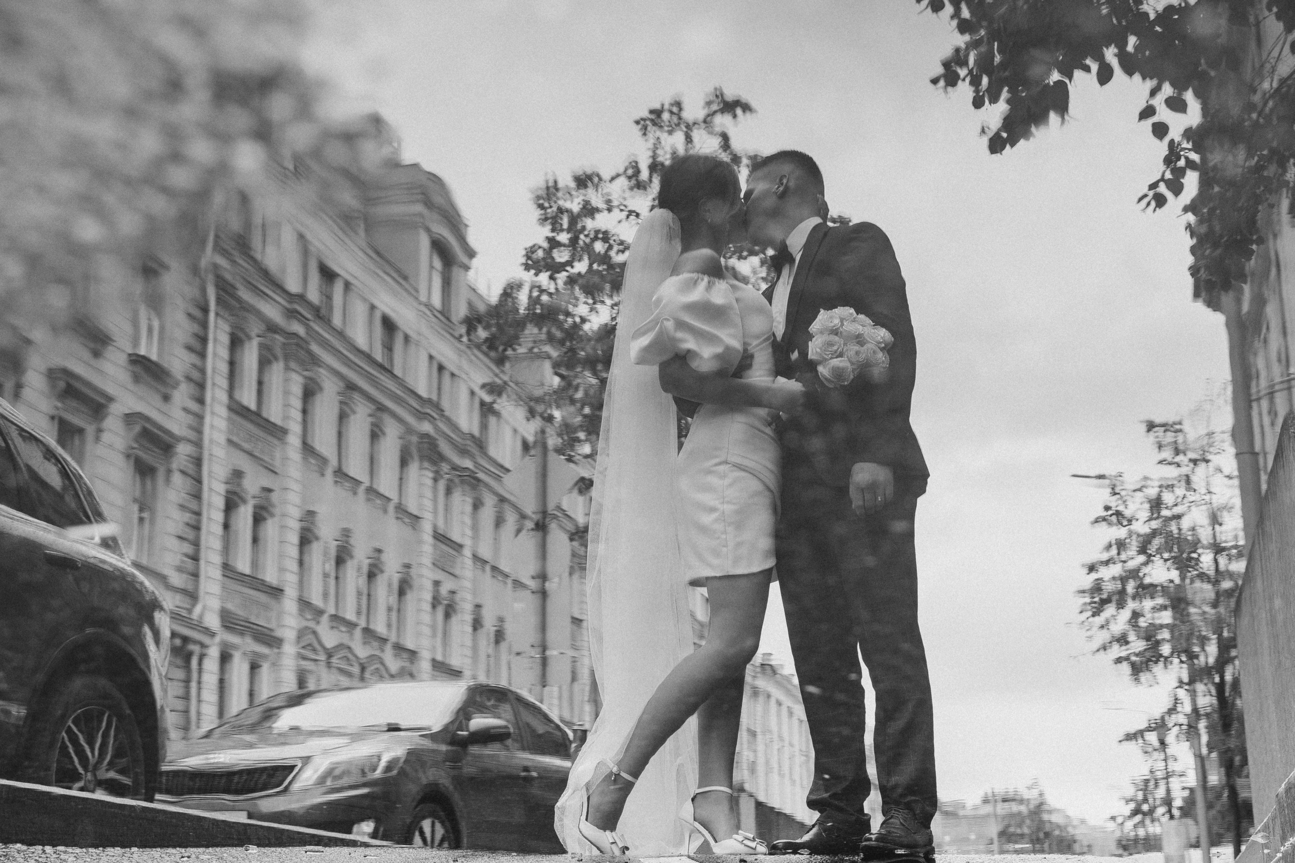 Красивые свадебные фотографии. Красивые фотографии в ЗАГСе. Дворец бракосочетания Южное Бутово. Свадебный фотограф в Москве. Свадебный фотограф Бутово, Видное, Домодедово. Свадебная прогулка в Москве. Красивые стильные свадебные фотосессии. Свадебная фотосессия в ЗАГСЕ. Прогулка в Центре Москвы. 