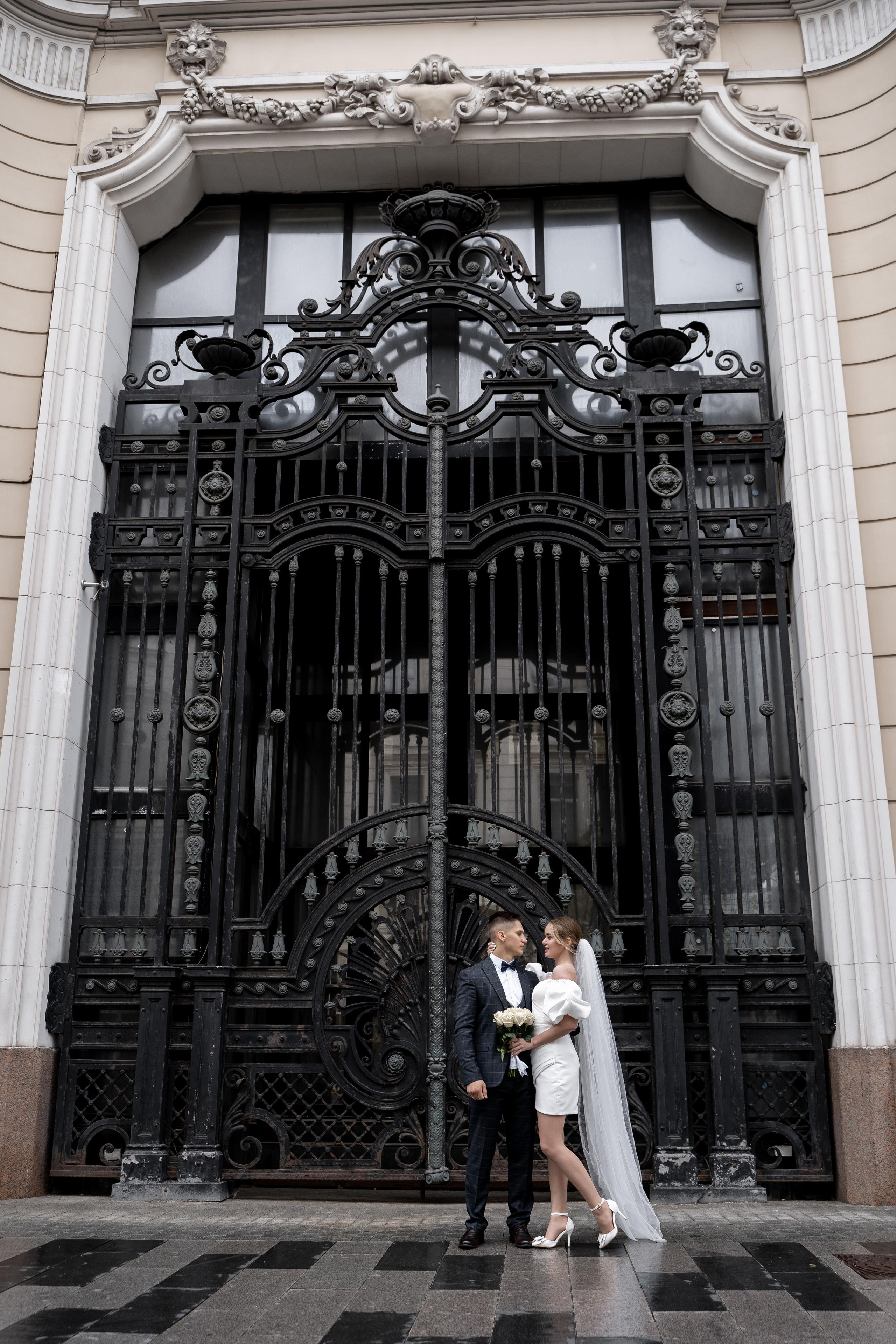 Красивые свадебные фотографии. Красивые фотографии в ЗАГСе. Дворец бракосочетания Южное Бутово. Свадебный фотограф в Москве. Свадебный фотограф Бутово, Видное, Домодедово. Свадебная прогулка в Москве. Красивые стильные свадебные фотосессии. Свадебная фотосессия в ЗАГСЕ. Прогулка в Центре Москвы. 