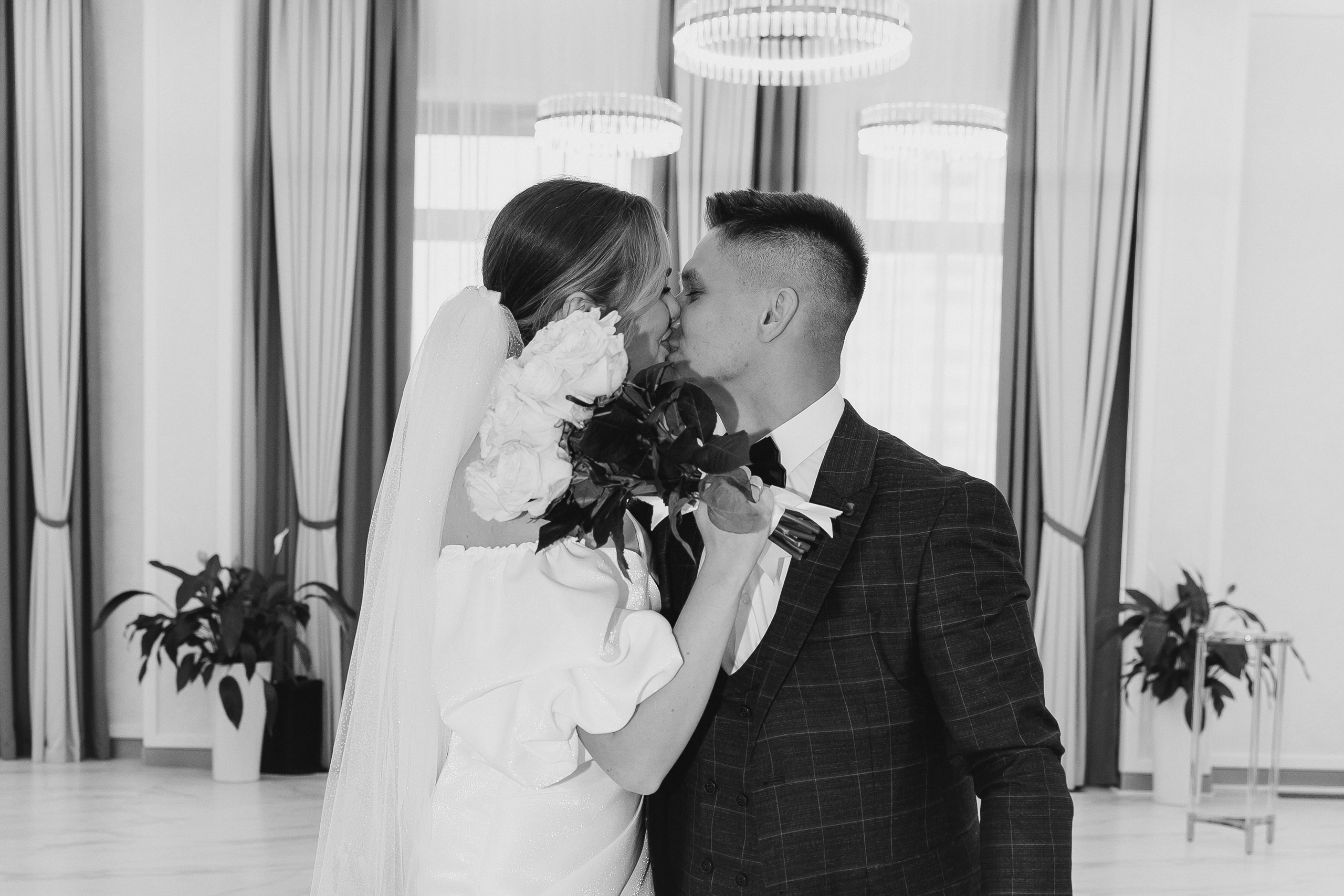 Красивые свадебные фотографии. Красивые фотографии в ЗАГСе. Дворец бракосочетания Южное Бутово. Свадебный фотограф в Москве. Свадебный фотограф Бутово, Видное, Домодедово. Свадебная прогулка в Москве. Красивые стильные свадебные фотосессии. Свадебная фотосессия в ЗАГСЕ. Прогулка в Центре Москвы. 