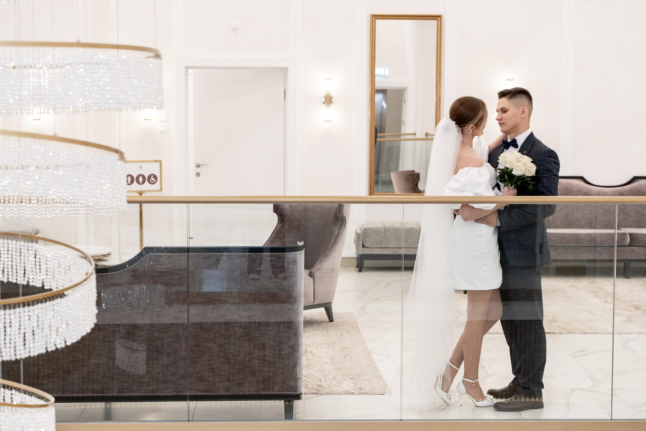 Красивые свадебные фотографии. Красивые фотографии в ЗАГСе. Дворец бракосочетания Южное Бутово. Свадебный фотограф в Москве. Свадебный фотограф Бутово, Видное, Домодедово. Свадебная прогулка в Москве. Красивые стильные свадебные фотосессии. Свадебная фотосессия в ЗАГСЕ. Прогулка в Центре Москвы. 