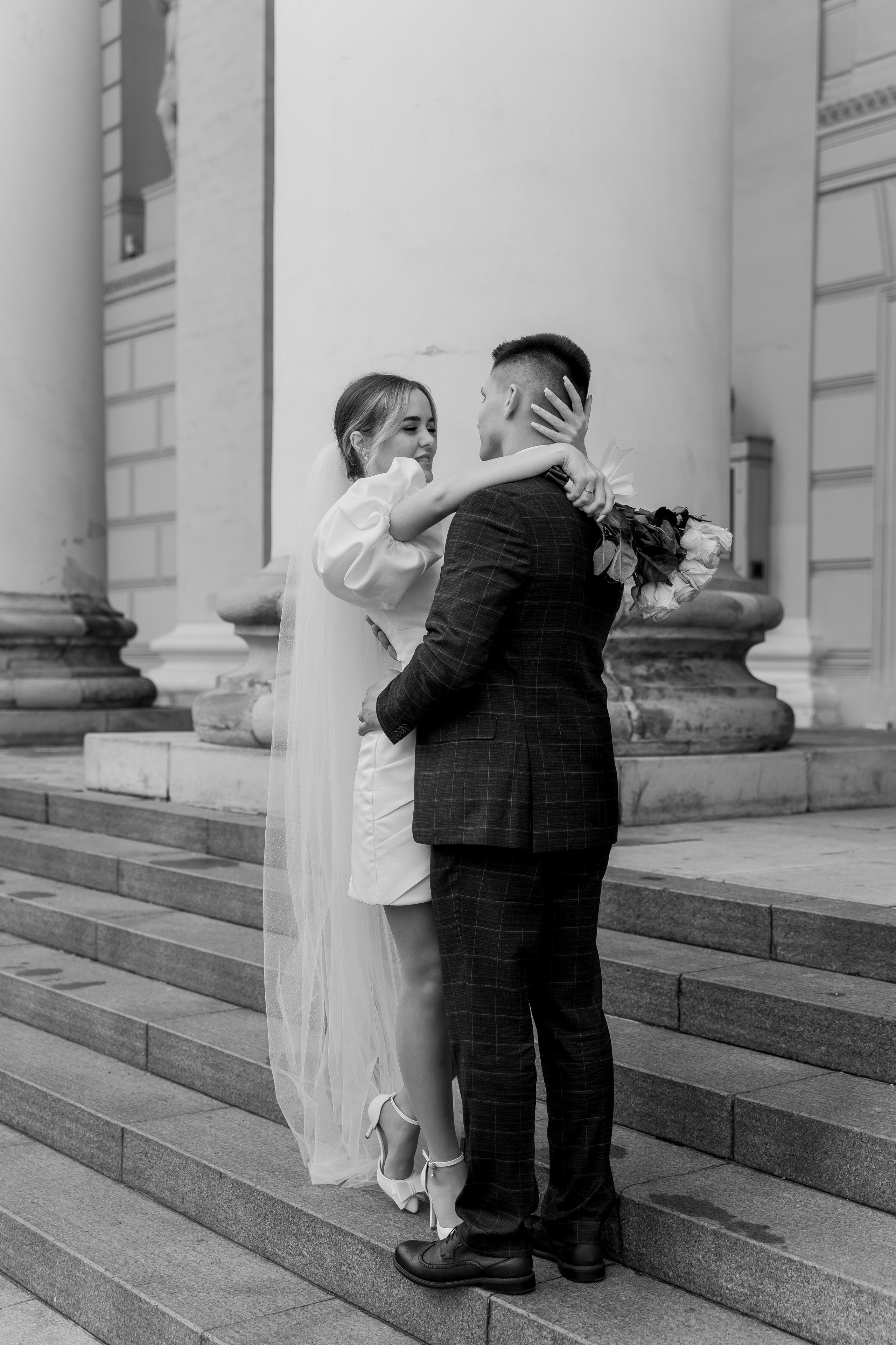 Красивые свадебные фотографии. Красивые фотографии в ЗАГСе. Дворец бракосочетания Южное Бутово. Свадебный фотограф в Москве. Свадебный фотограф Бутово, Видное, Домодедово. Свадебная прогулка в Москве. Красивые стильные свадебные фотосессии. Свадебная фотосессия в ЗАГСЕ. Прогулка в Центре Москвы. 