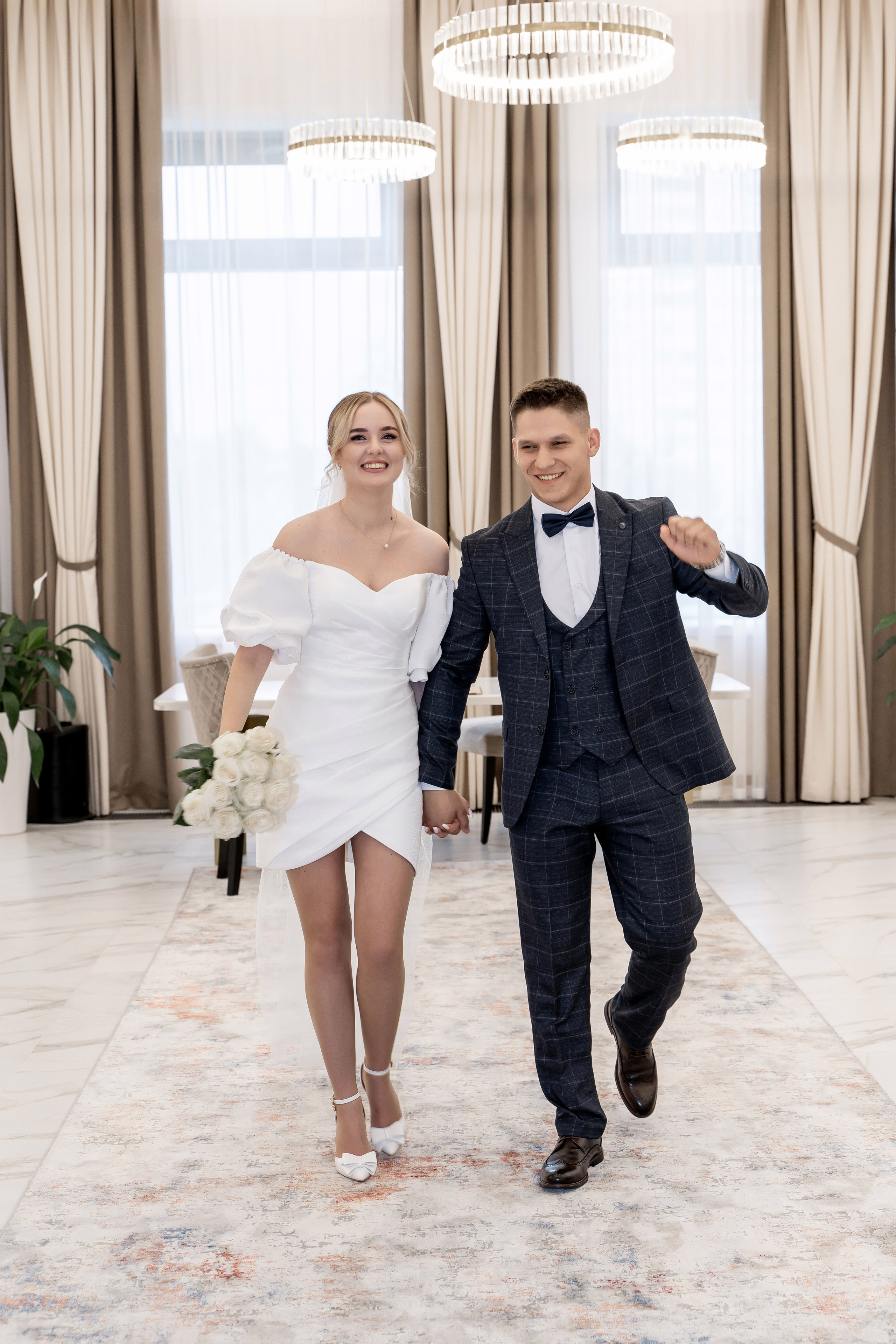 Красивые свадебные фотографии. Красивые фотографии в ЗАГСе. Дворец бракосочетания Южное Бутово. Свадебный фотограф в Москве. Свадебный фотограф Бутово, Видное, Домодедово. Свадебная прогулка в Москве. Красивые стильные свадебные фотосессии. Свадебная фотосессия в ЗАГСЕ. Прогулка в Центре Москвы. 