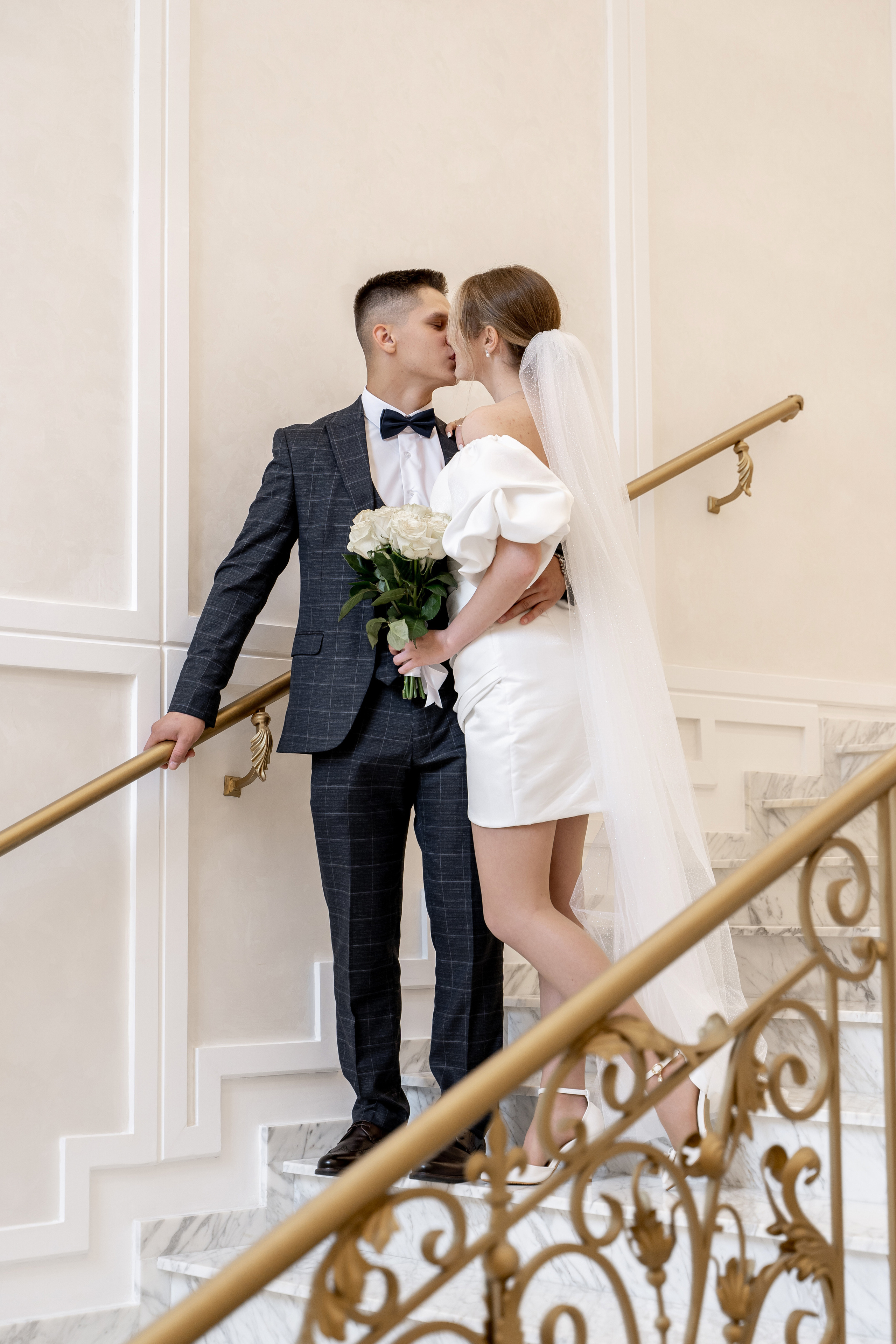 Красивые свадебные фотографии. Красивые фотографии в ЗАГСе. Дворец бракосочетания Южное Бутово. Свадебный фотограф в Москве. Свадебный фотограф Бутово, Видное, Домодедово. Свадебная прогулка в Москве. Красивые стильные свадебные фотосессии. Свадебная фотосессия в ЗАГСЕ. Прогулка в Центре Москвы. 