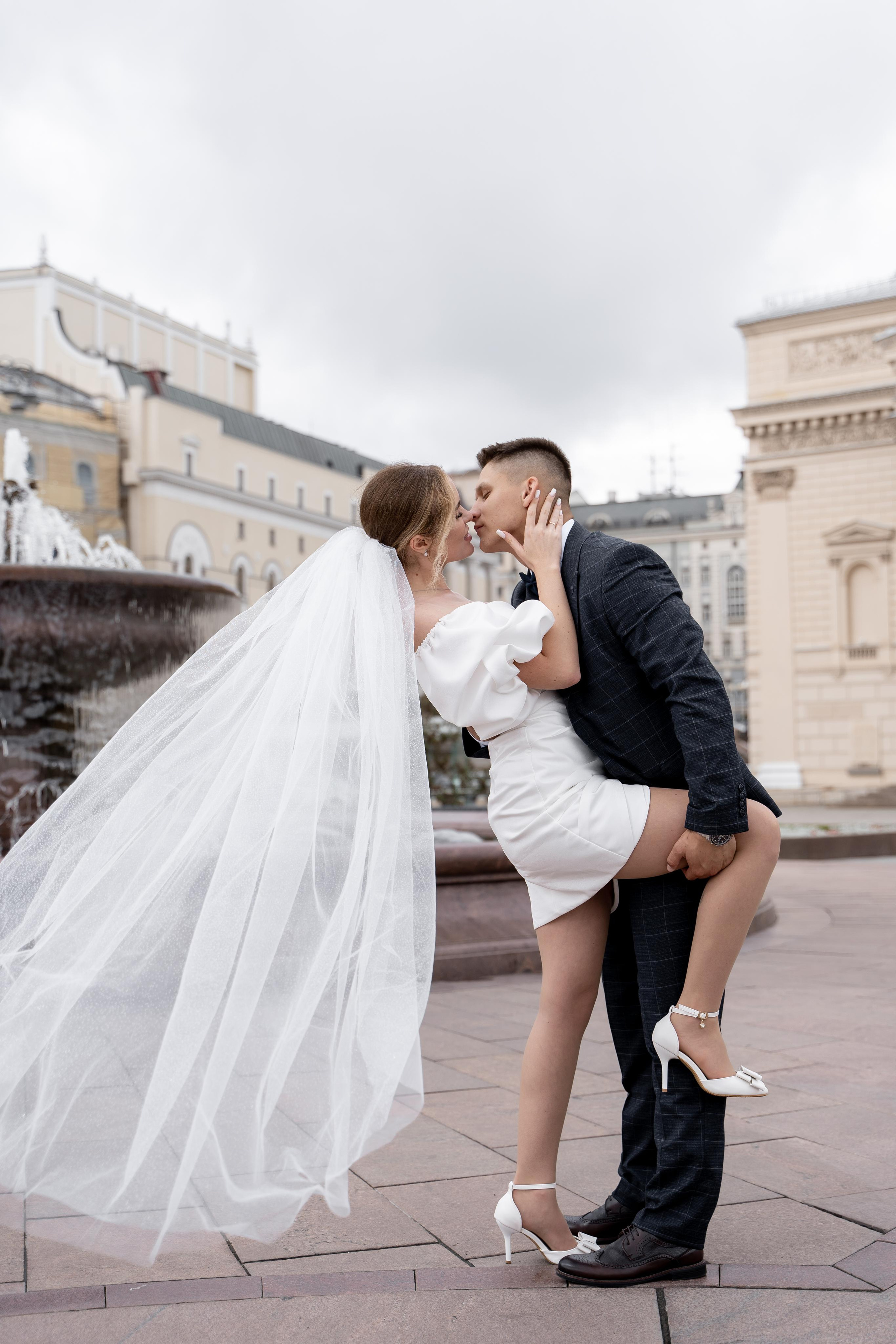 Красивые свадебные фотографии. Красивые фотографии в ЗАГСе. Дворец бракосочетания Южное Бутово. Свадебный фотограф в Москве. Свадебный фотограф Бутово, Видное, Домодедово. Свадебная прогулка в Москве. Красивые стильные свадебные фотосессии. Свадебная фотосессия в ЗАГСЕ. Прогулка в Центре Москвы. 