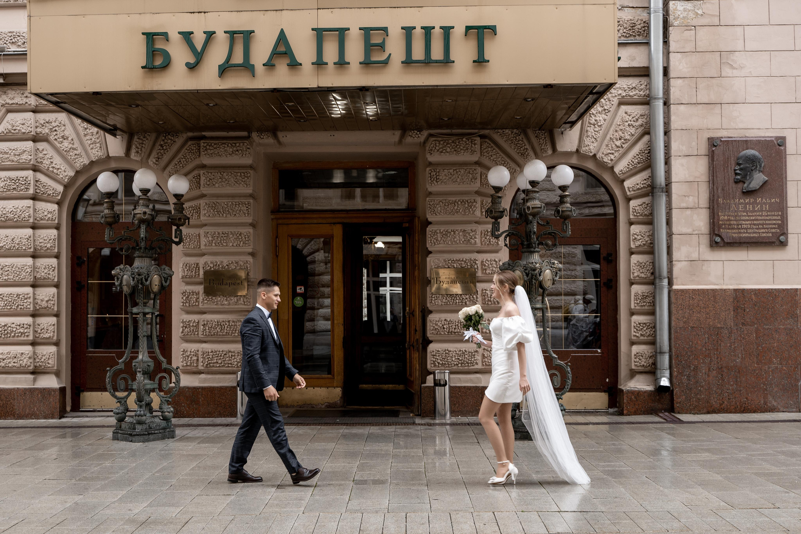 Красивые свадебные фотографии. Красивые фотографии в ЗАГСе. Дворец бракосочетания Южное Бутово. Свадебный фотограф в Москве. Свадебный фотограф Бутово, Видное, Домодедово. Свадебная прогулка в Москве. Красивые стильные свадебные фотосессии. Свадебная фотосессия в ЗАГСЕ. Прогулка в Центре Москвы. 