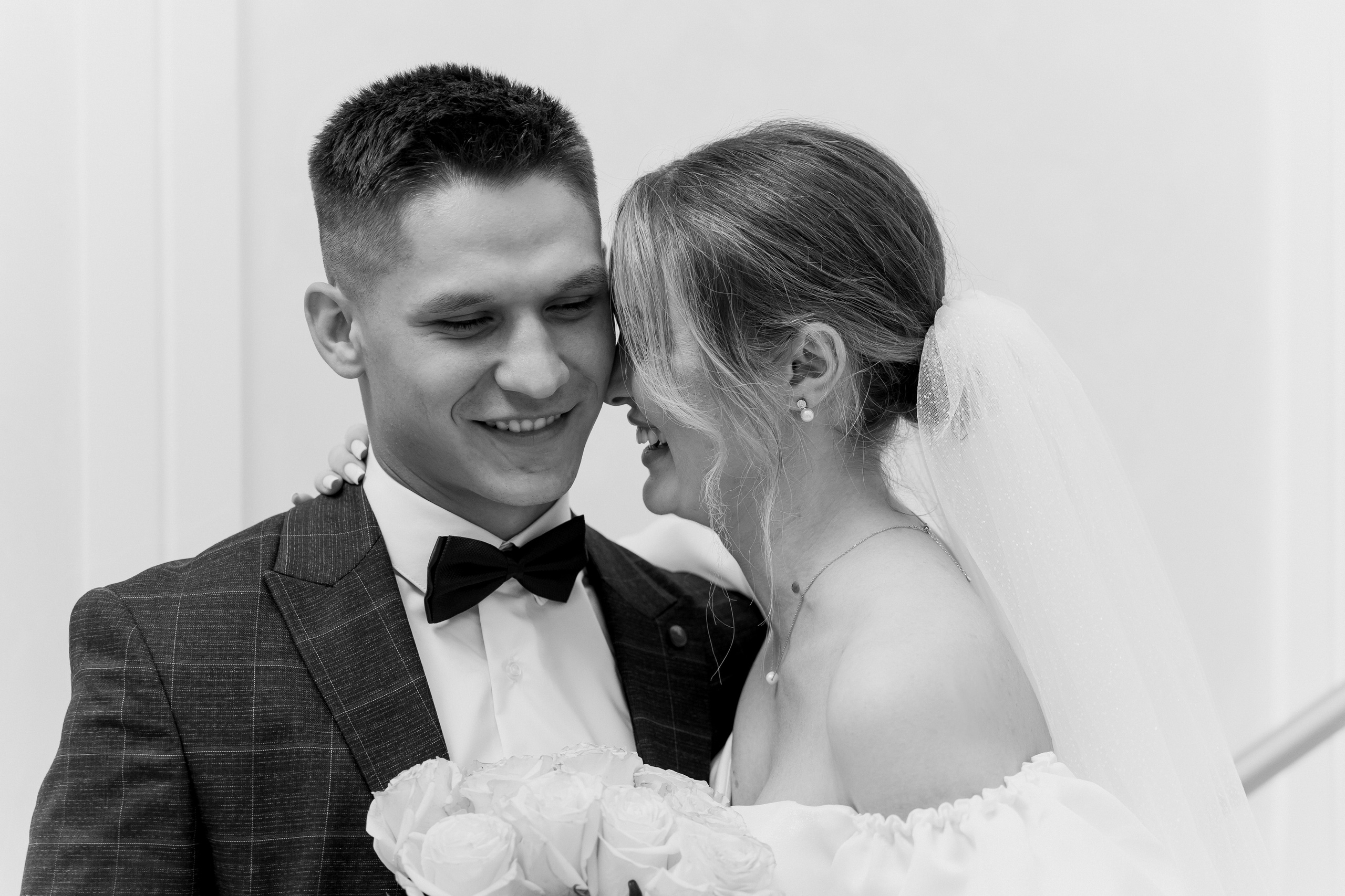 Красивые свадебные фотографии. Красивые фотографии в ЗАГСе. Дворец бракосочетания Южное Бутово. Свадебный фотограф в Москве. Свадебный фотограф Бутово, Видное, Домодедово. Свадебная прогулка в Москве. Красивые стильные свадебные фотосессии. Свадебная фотосессия в ЗАГСЕ. Прогулка в Центре Москвы. 