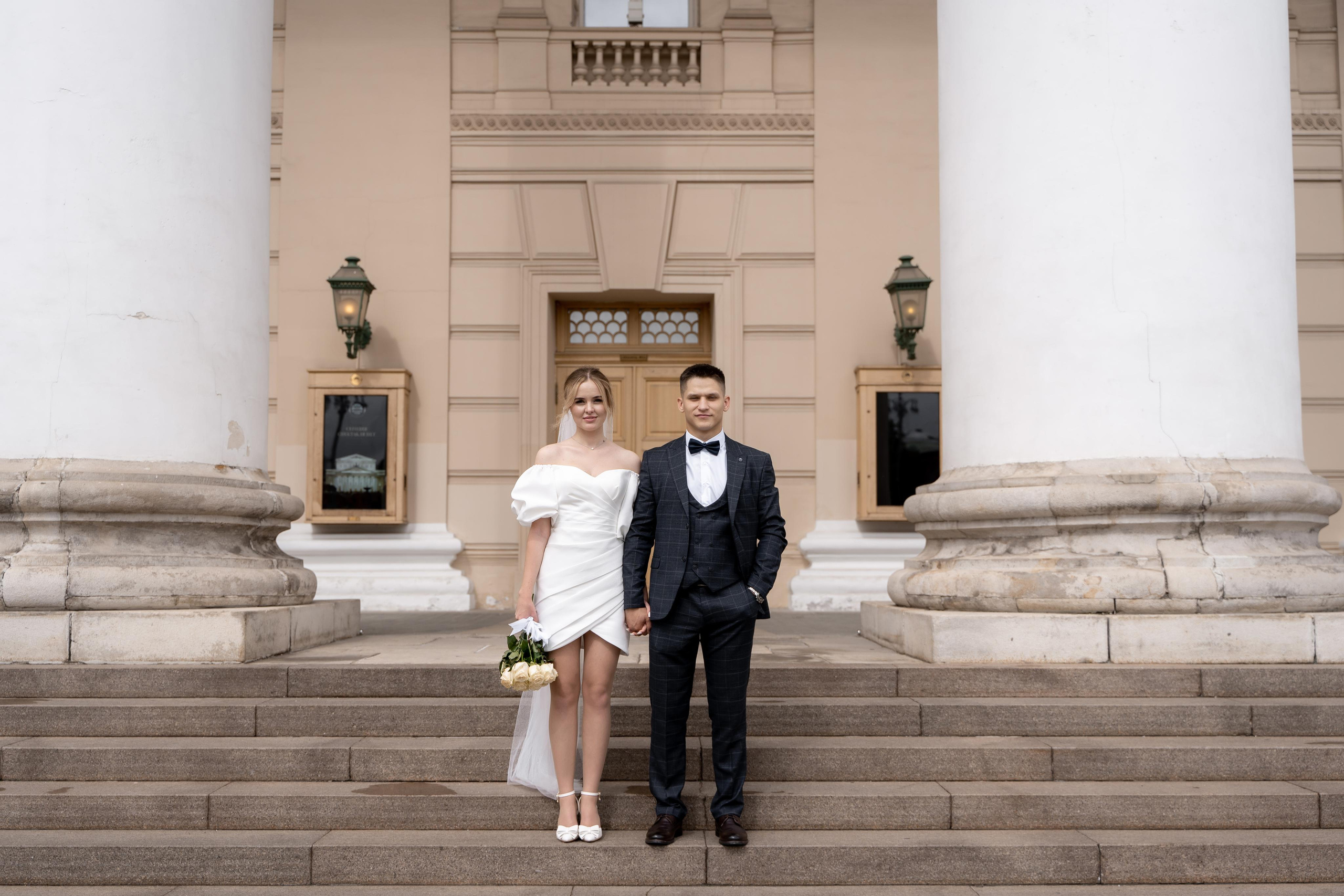 Красивые свадебные фотографии. Красивые фотографии в ЗАГСе. Дворец бракосочетания Южное Бутово. Свадебный фотограф в Москве. Свадебный фотограф Бутово, Видное, Домодедово. Свадебная прогулка в Москве. Красивые стильные свадебные фотосессии. Свадебная фотосессия в ЗАГСЕ. Прогулка в Центре Москвы. 