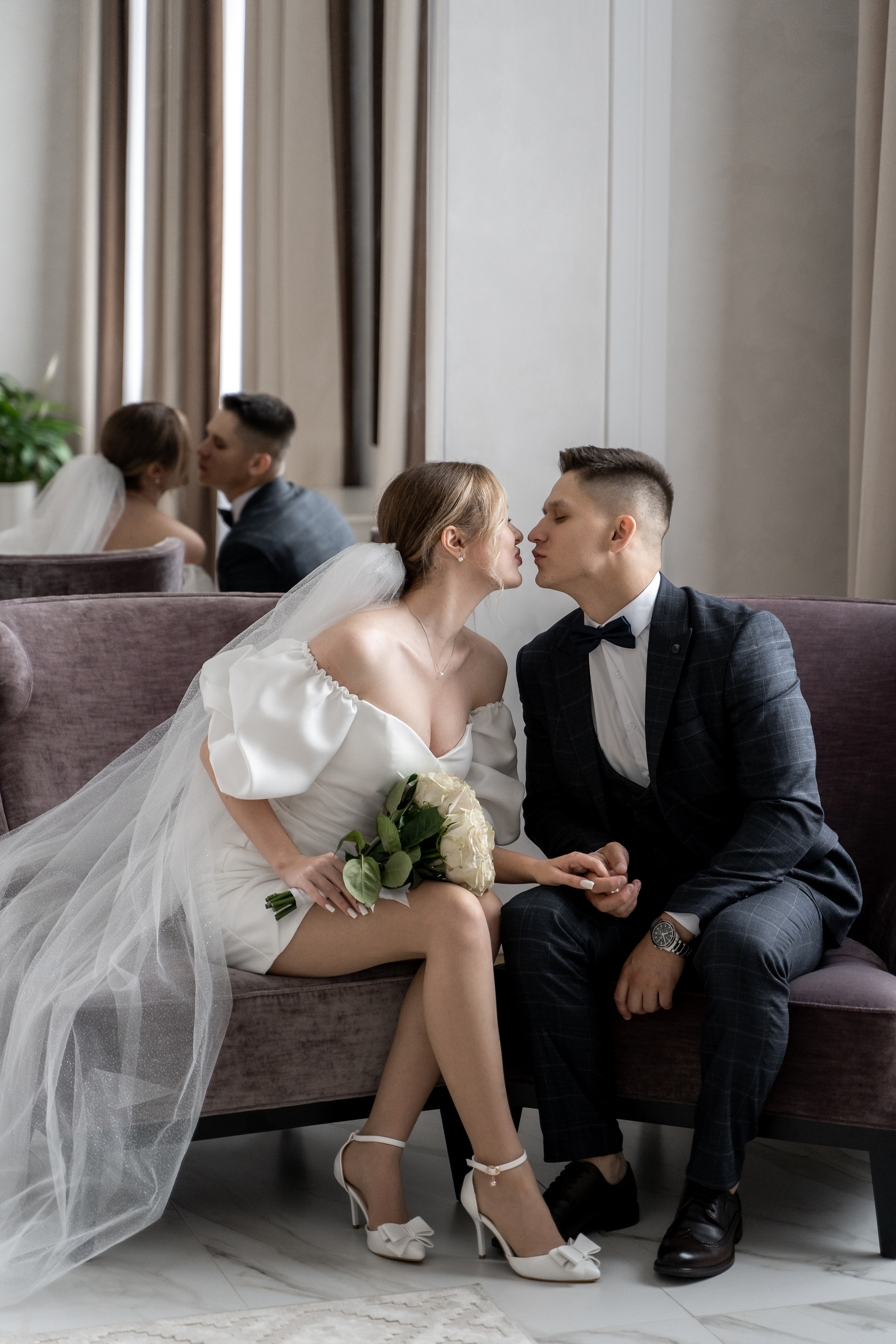 Красивые свадебные фотографии. Красивые фотографии в ЗАГСе. Дворец бракосочетания Южное Бутово. Свадебный фотограф в Москве. Свадебный фотограф Бутово, Видное, Домодедово. Свадебная прогулка в Москве. Красивые стильные свадебные фотосессии. Свадебная фотосессия в ЗАГСЕ. Прогулка в Центре Москвы. 