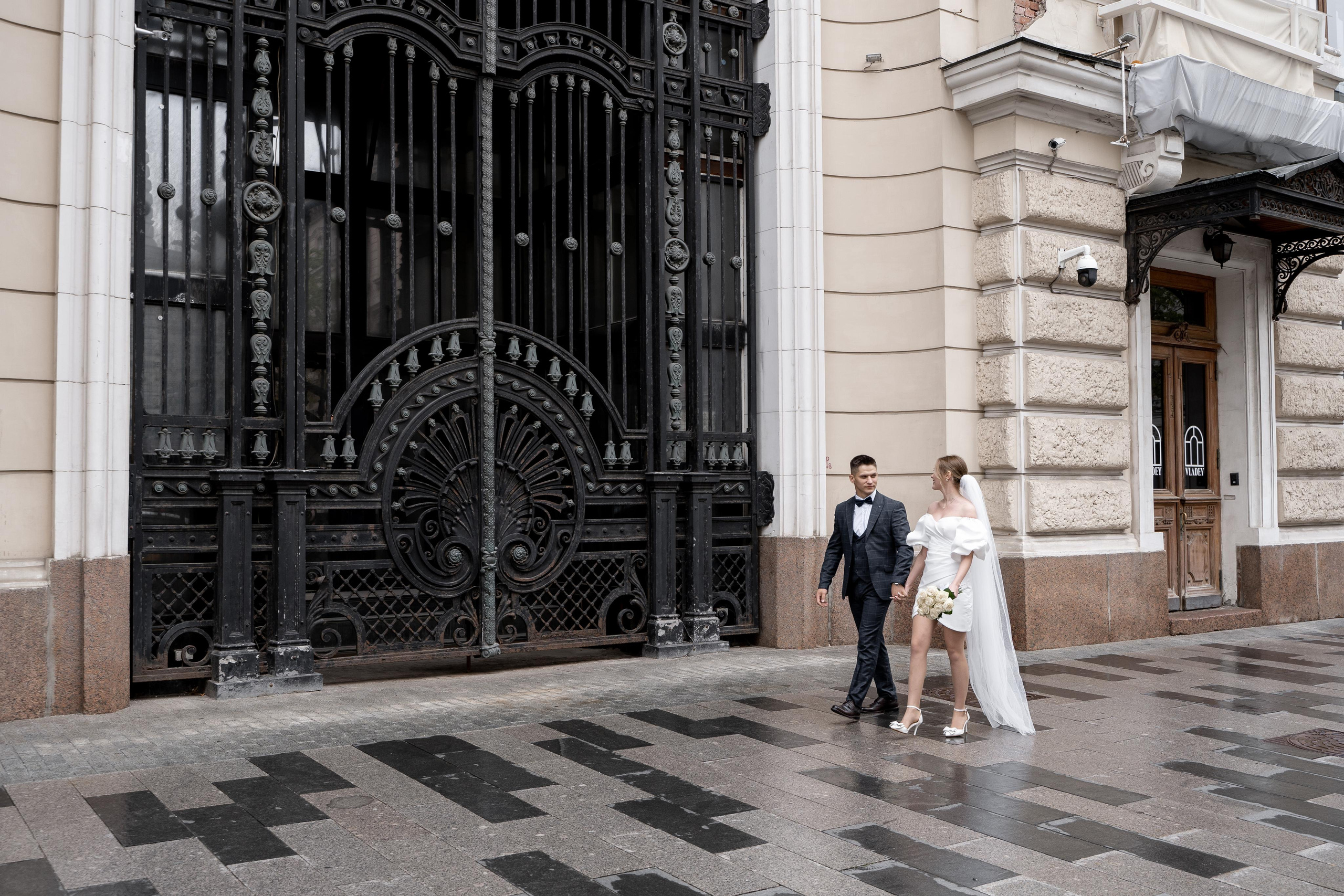 Красивые свадебные фотографии. Красивые фотографии в ЗАГСе. Дворец бракосочетания Южное Бутово. Свадебный фотограф в Москве. Свадебный фотограф Бутово, Видное, Домодедово. Свадебная прогулка в Москве. Красивые стильные свадебные фотосессии. Свадебная фотосессия в ЗАГСЕ. Прогулка в Центре Москвы. 