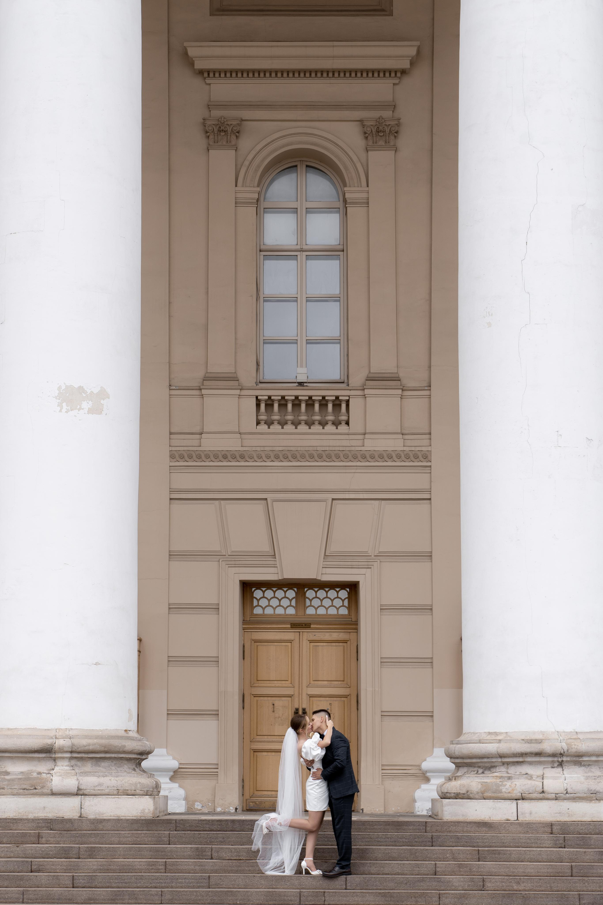 Красивые свадебные фотографии. Красивые фотографии в ЗАГСе. Дворец бракосочетания Южное Бутово. Свадебный фотограф в Москве. Свадебный фотограф Бутово, Видное, Домодедово. Свадебная прогулка в Москве. Красивые стильные свадебные фотосессии. Свадебная фотосессия в ЗАГСЕ. Прогулка в Центре Москвы. 