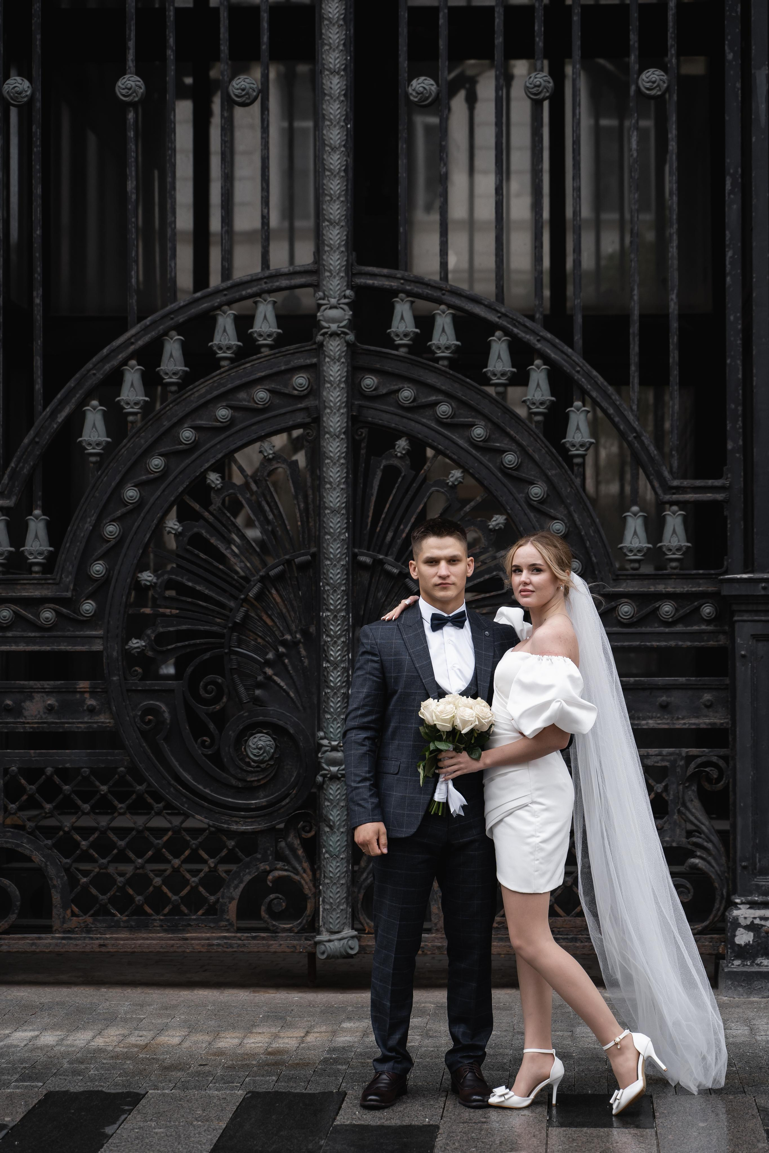 Красивые свадебные фотографии. Красивые фотографии в ЗАГСе. Дворец бракосочетания Южное Бутово. Свадебный фотограф в Москве. Свадебный фотограф Бутово, Видное, Домодедово. Свадебная прогулка в Москве. Красивые стильные свадебные фотосессии. Свадебная фотосессия в ЗАГСЕ. Прогулка в Центре Москвы. 