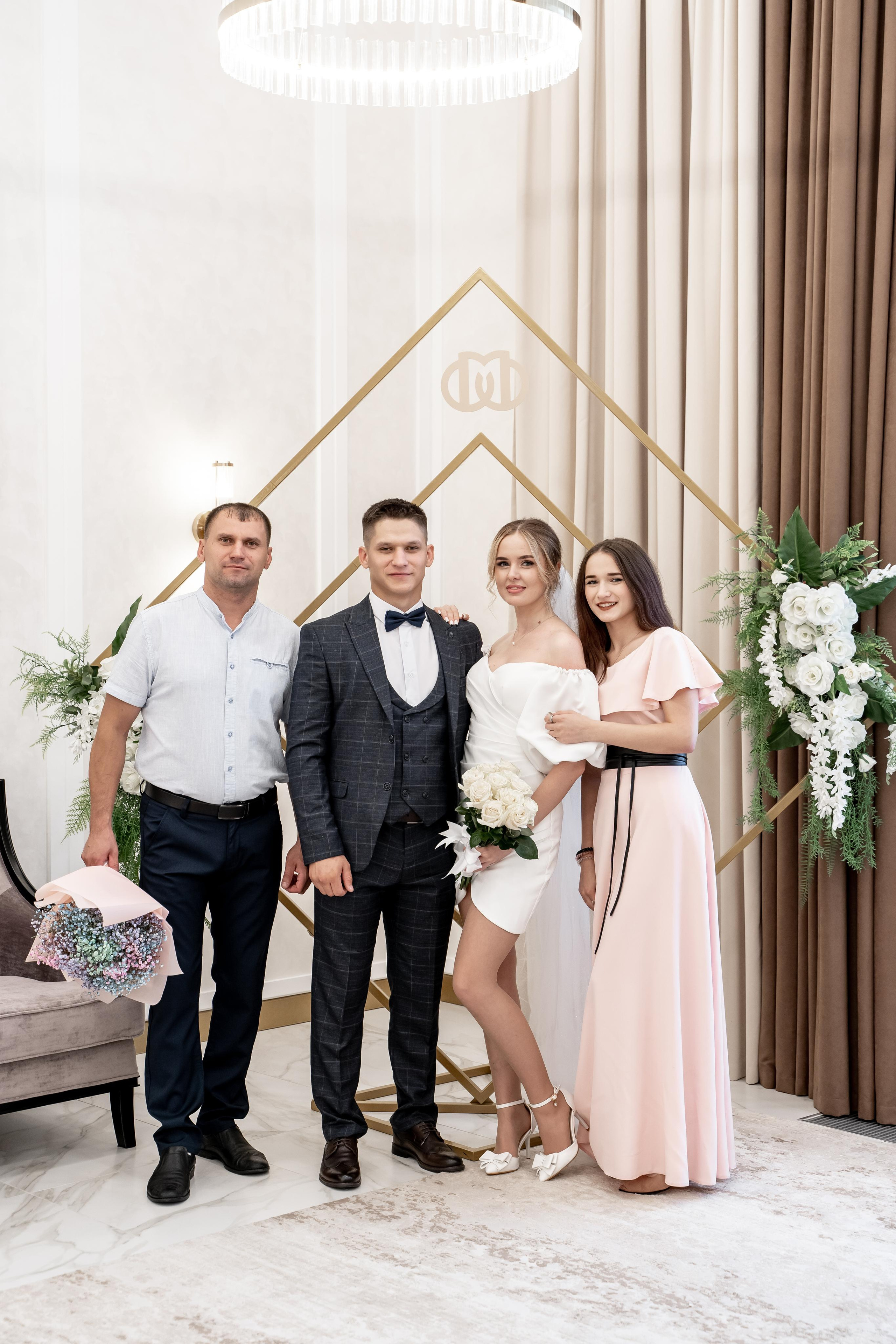 Красивые свадебные фотографии. Красивые фотографии в ЗАГСе. Дворец бракосочетания Южное Бутово. Свадебный фотограф в Москве. Свадебный фотограф Бутово, Видное, Домодедово. Свадебная прогулка в Москве. Красивые стильные свадебные фотосессии. Свадебная фотосессия в ЗАГСЕ. Прогулка в Центре Москвы. 