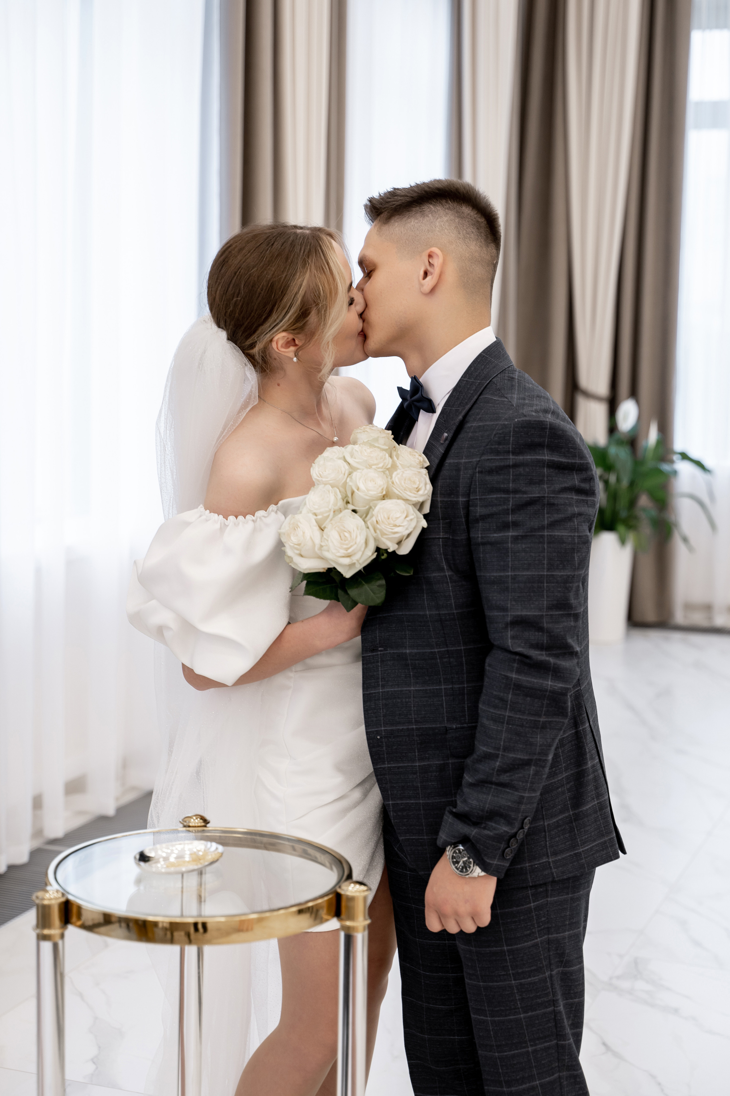 Красивые свадебные фотографии. Красивые фотографии в ЗАГСе. Дворец бракосочетания Южное Бутово. Свадебный фотограф в Москве. Свадебный фотограф Бутово, Видное, Домодедово. Свадебная прогулка в Москве. Красивые стильные свадебные фотосессии. Свадебная фотосессия в ЗАГСЕ. Прогулка в Центре Москвы. 