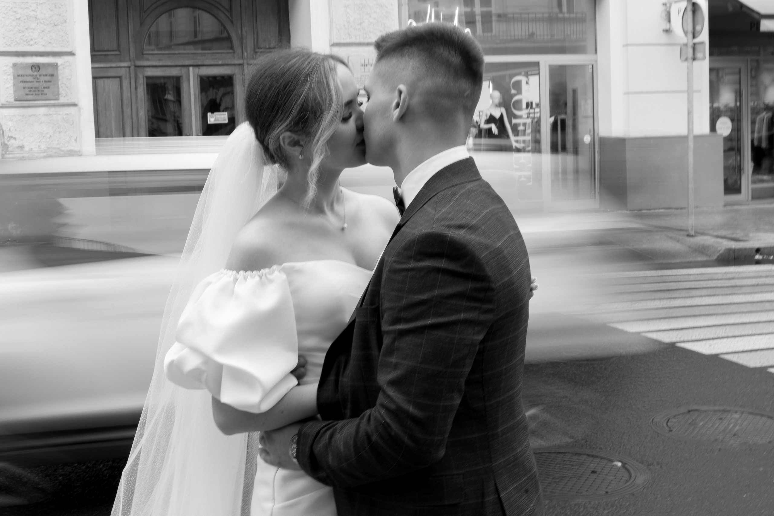 Красивые свадебные фотографии. Красивые фотографии в ЗАГСе. Дворец бракосочетания Южное Бутово. Свадебный фотограф в Москве. Свадебный фотограф Бутово, Видное, Домодедово. Свадебная прогулка в Москве. Красивые стильные свадебные фотосессии. Свадебная фотосессия в ЗАГСЕ. Прогулка в Центре Москвы. 